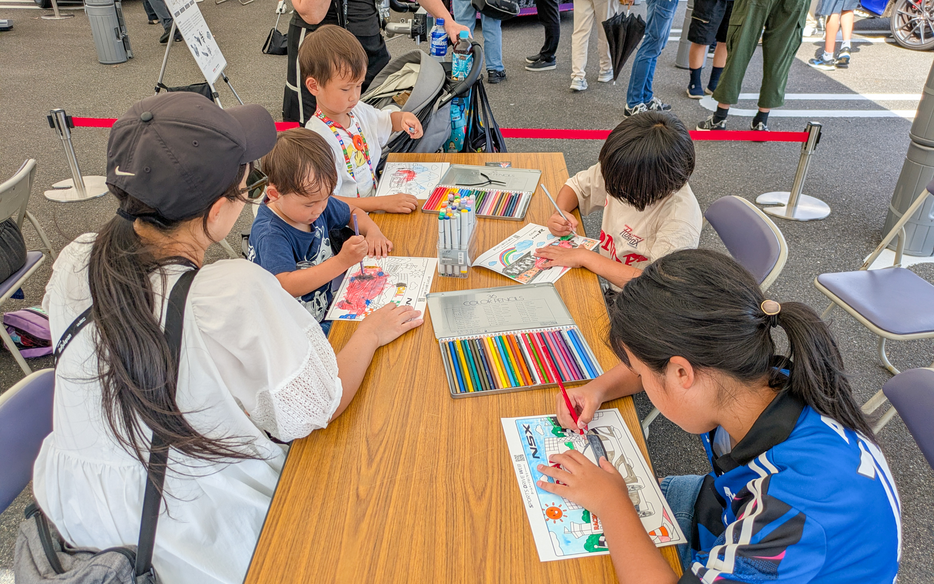 ホンダブースではTYPE Rの塗り絵を子供たちが楽しんでいた