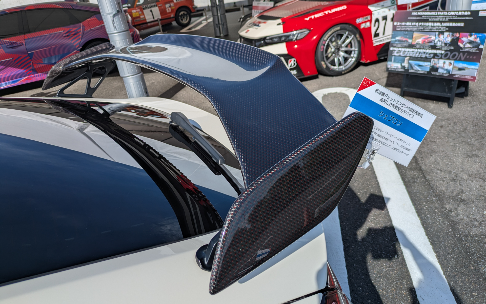標準ウイングに対し約1kgの軽量化を実現したカーボンテールゲートスポイラー