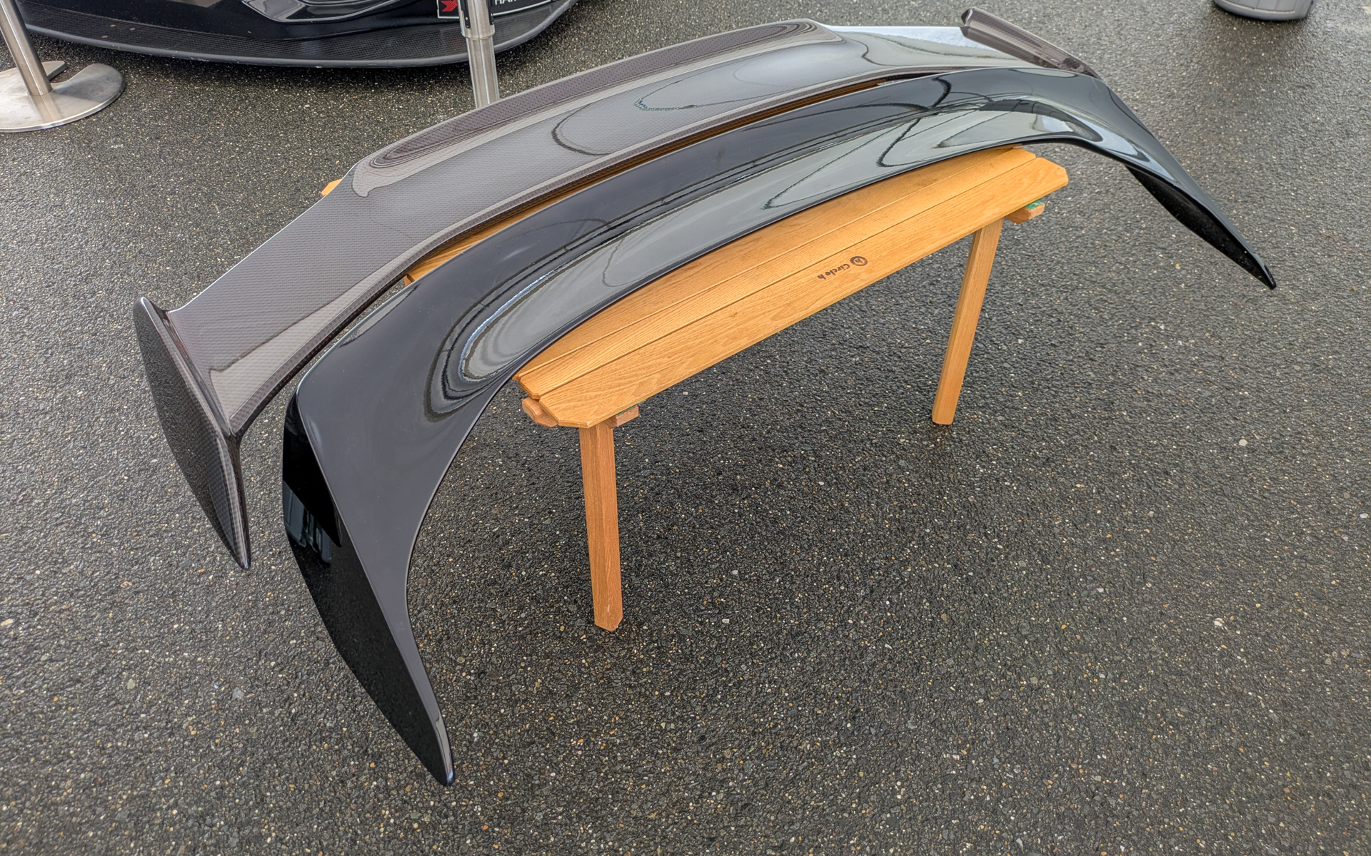 手前が純正スポイラー、奥がホンダアクセス製カーボンテルゲートスポイラー