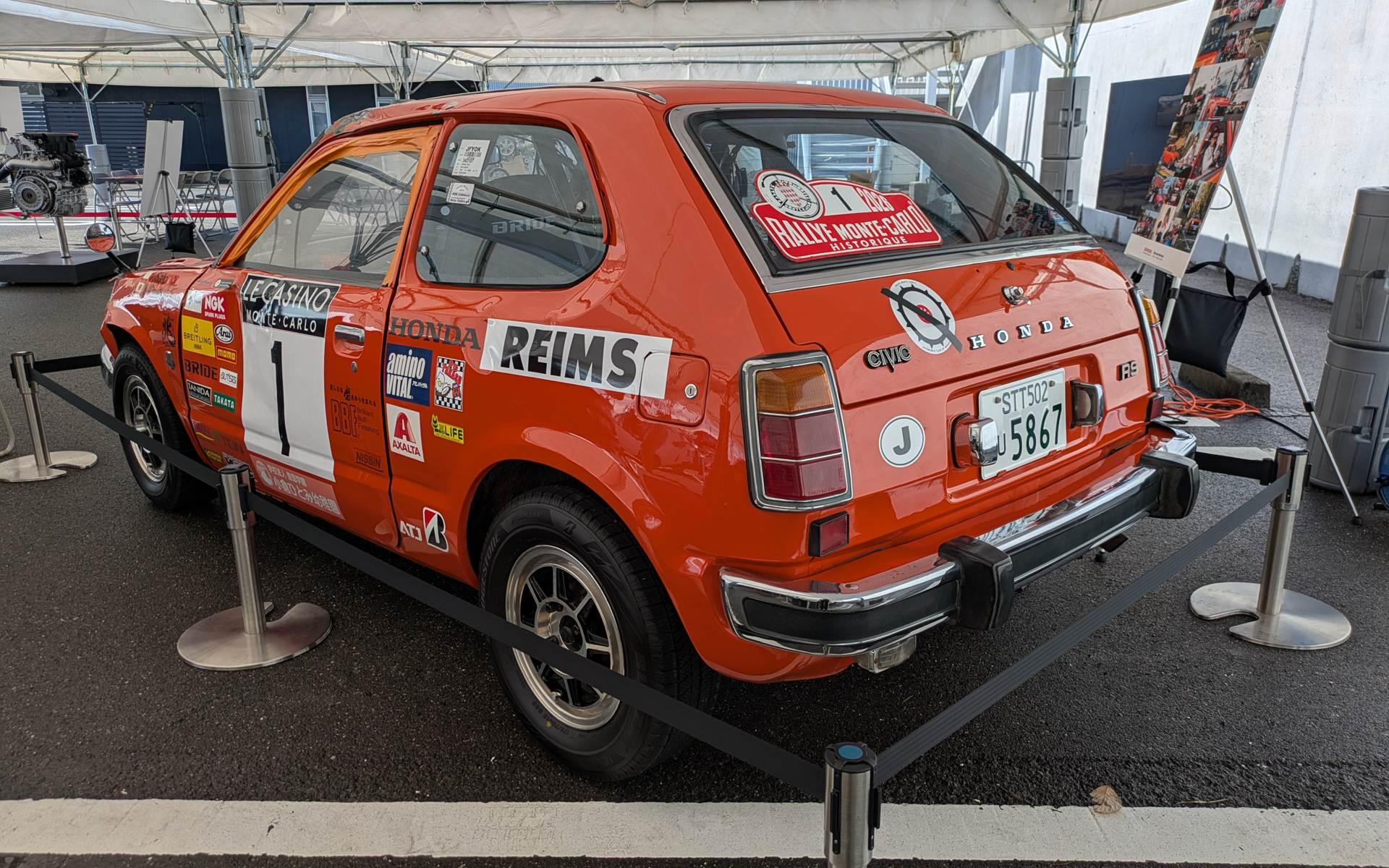 ホンダ学園の学生たちがレストアした初代「シビック RS」も展示されていた