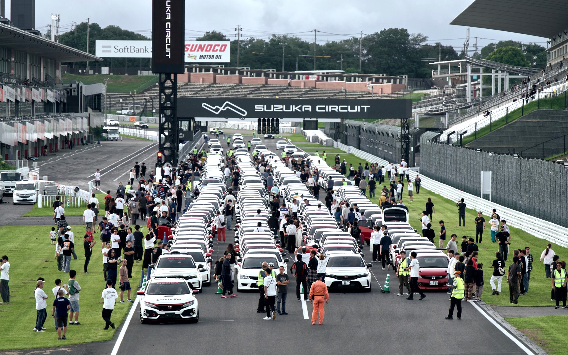 ラストは鈴鹿サーキットのコースを1周してからホームストレートに並び、記念撮影を実施。F1日本グランプリも開催される本格レーシングコースをそれぞれに堪能していた