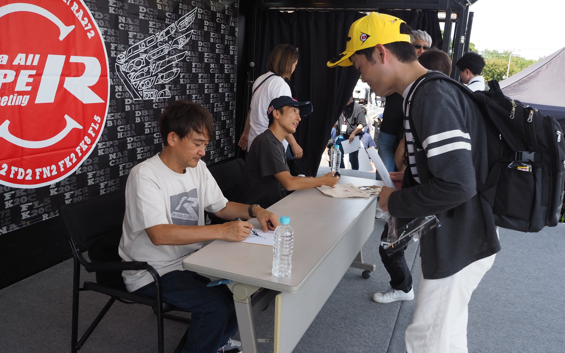道上選手と野尻選手のサイン会には長蛇の列ができていた