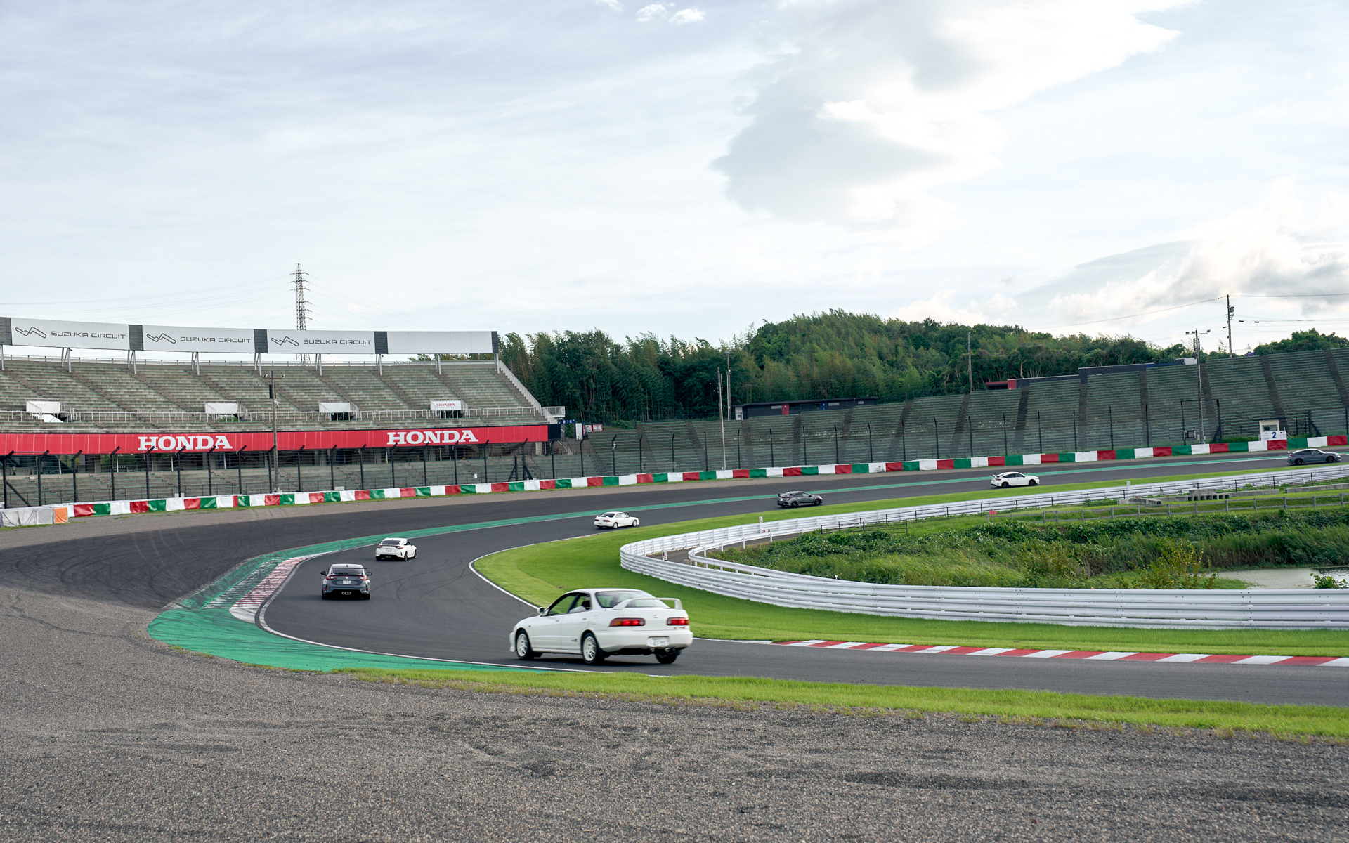 参加車両は鈴鹿サーキットの1周を楽しんでいた