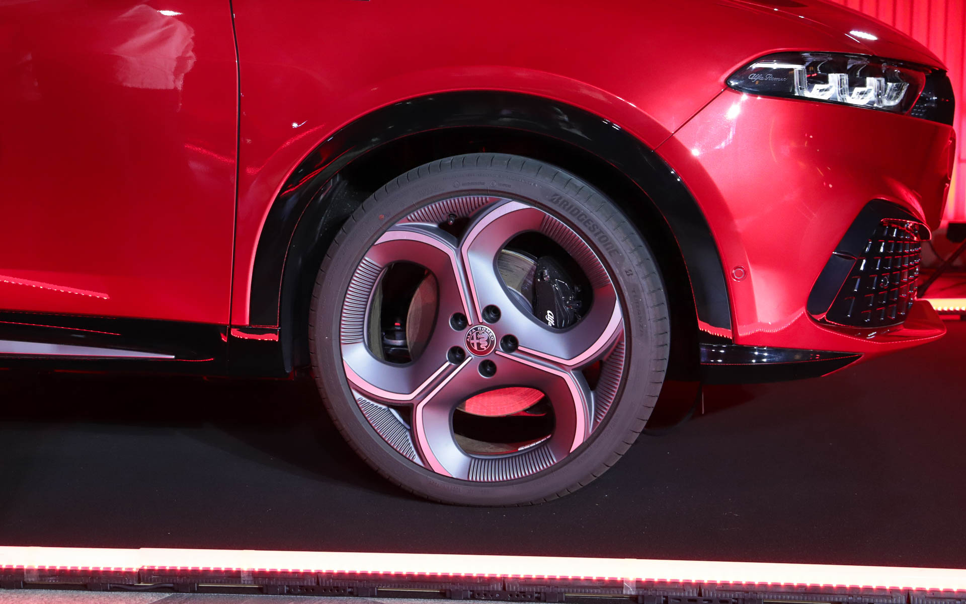 ブラック仕上げのBrembo製ブレーキキャリパーを採用