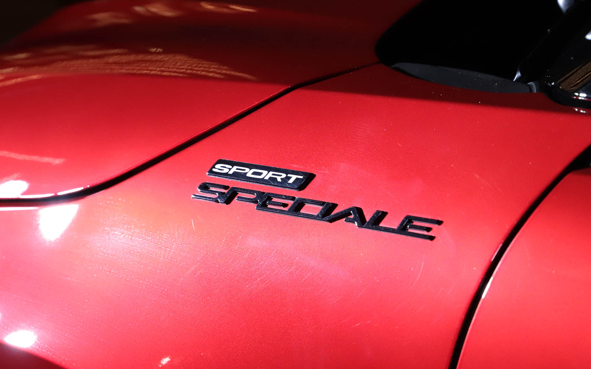 専用の“Sport Speciale”エンブレム
