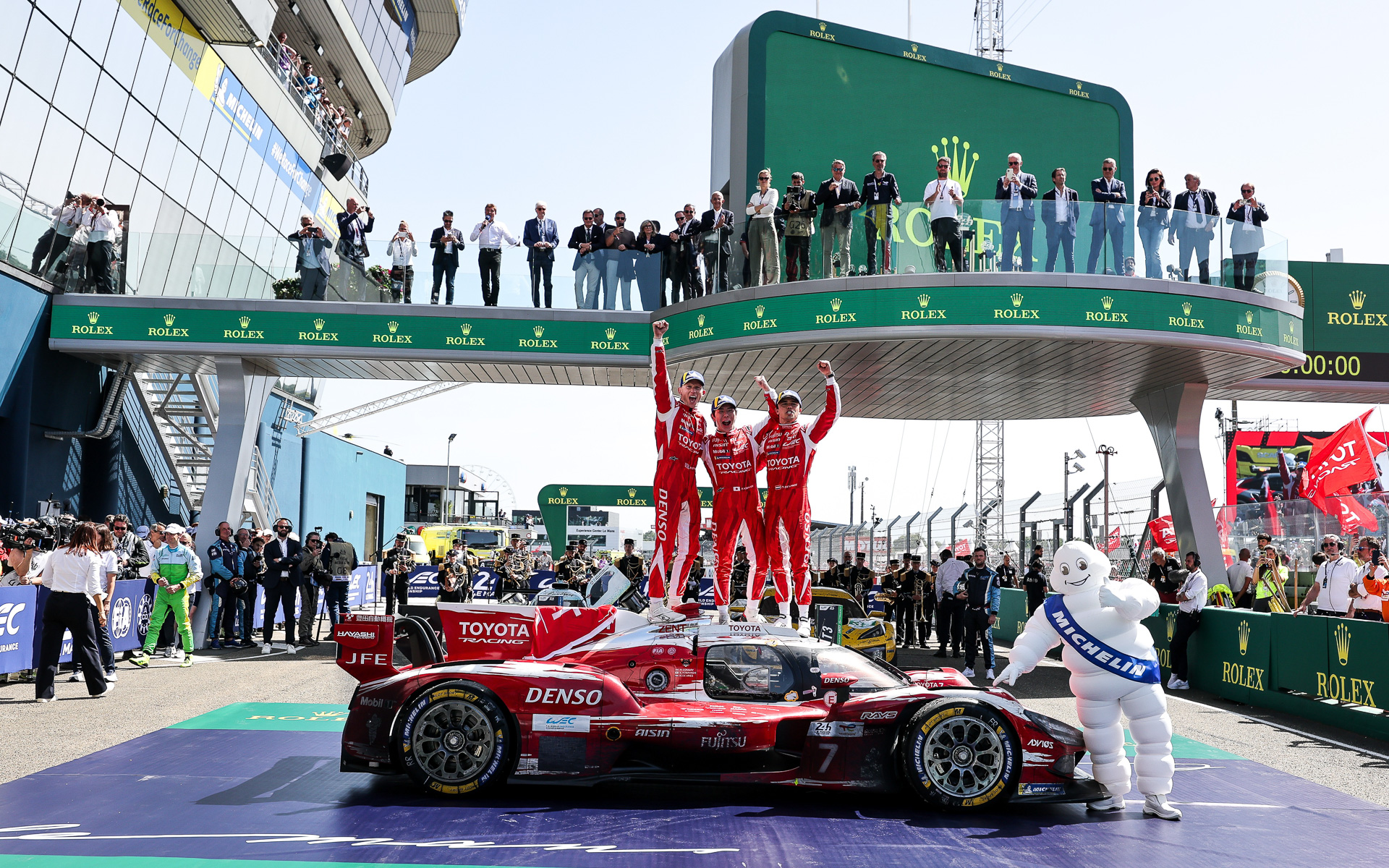 2026年のル・マン24時間を1-3フィニッシュで制したトヨタレーシング。勝利の裏側をテクニカルディレクター デビッド・フローリー氏、プロジェクトリーダー ジョン・リッチェンス氏に聞いた