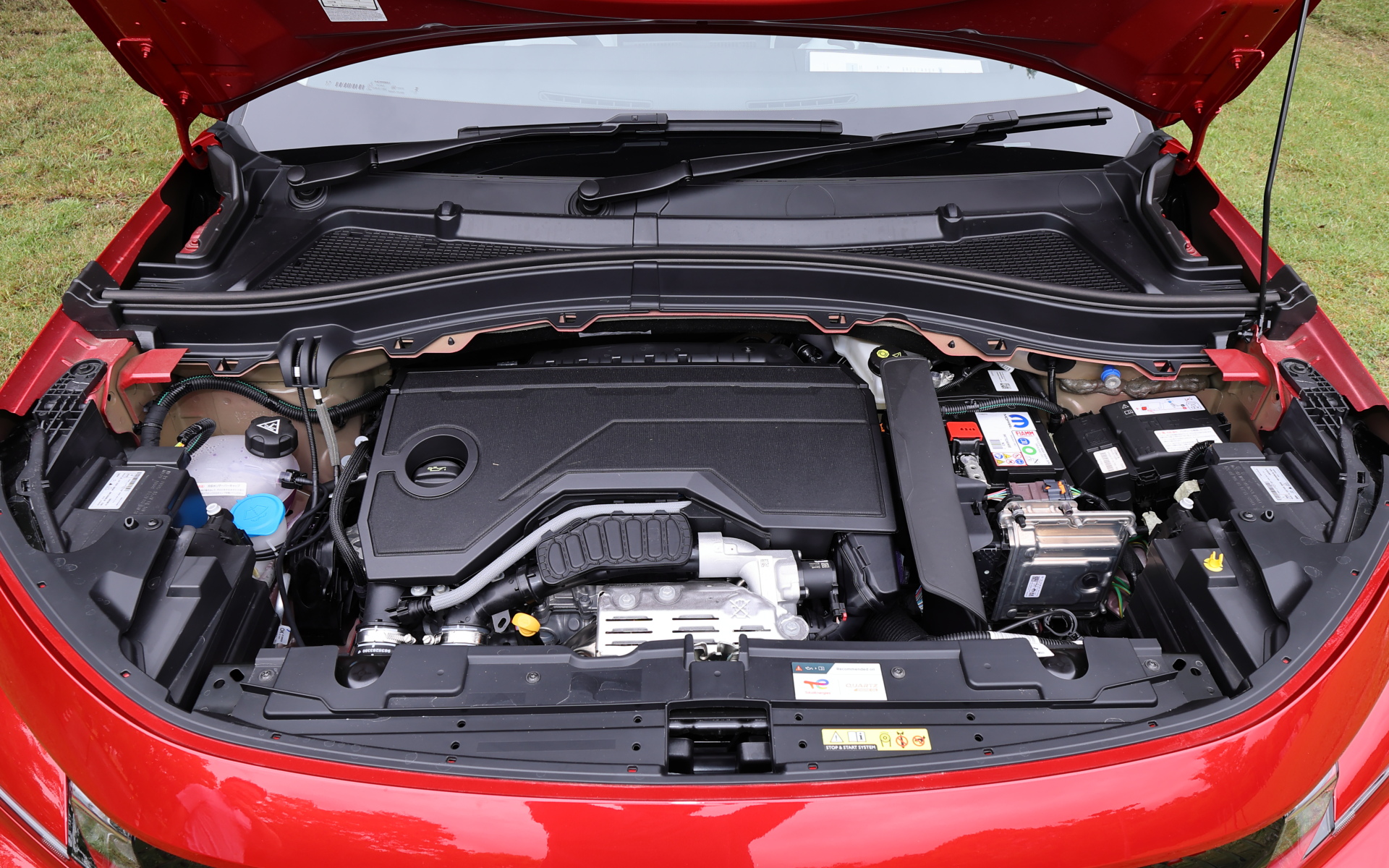 パワートレーンは、最高出力100kW（136PS）/5500rpm、最大トルク230Nm/1750rpmを発生するの直列3気筒1.2リッターガソリンターボエンジンに、最高出力15kW（20PS）/4264rpm、最大トルク51Nm/750-2499rpmのモーターを搭載。システム合計最高出力は107kW（145PS）。そこに6速デュアルクラッチATを組み合わせる。WLTCモード燃費は19.6km/L