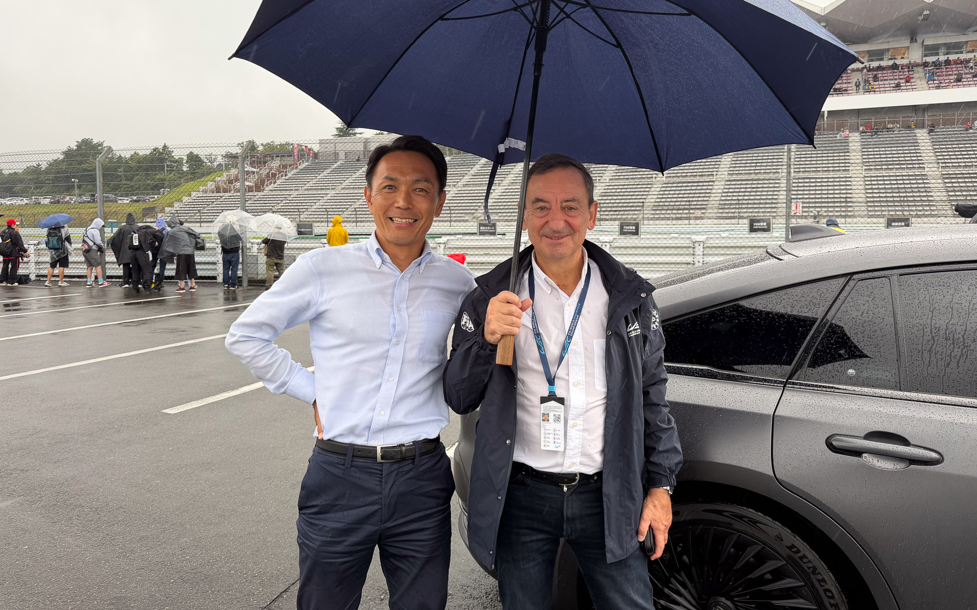ACO ピエール・フィヨン会長（右）と、トヨタ自動車株式会社 Mid-size Vehicle Company MS統括部 製品企画 ZS 主査 安部朋彦氏（左）