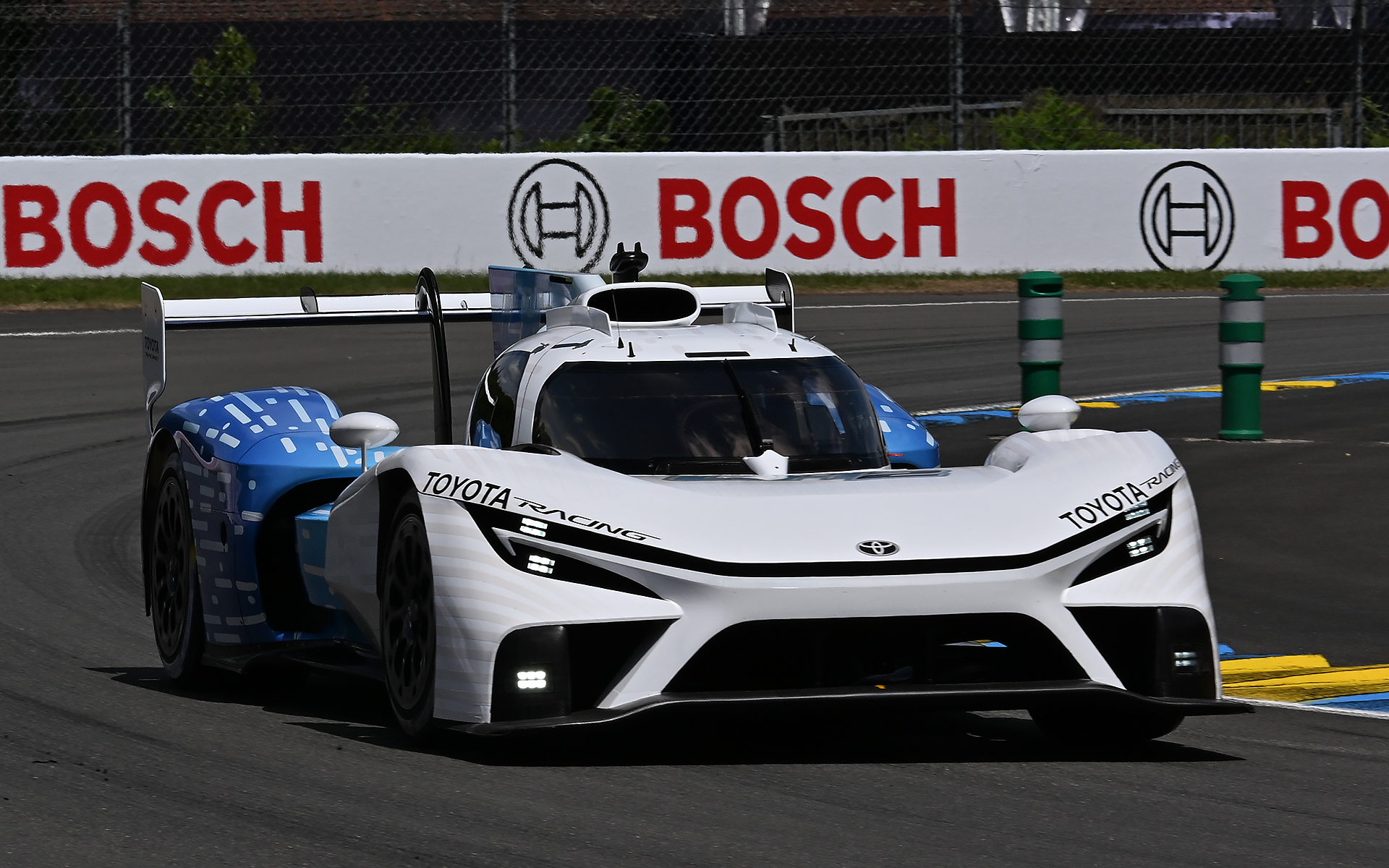 ル・マン24時間の開催されたフランス サルトサーキットでデモランを行なう液体水素レーシングプロトタイプカー「TR LH2 Racing Prototype」。ドライバーはトヨタレーシング 中嶋一貴チームディレクター