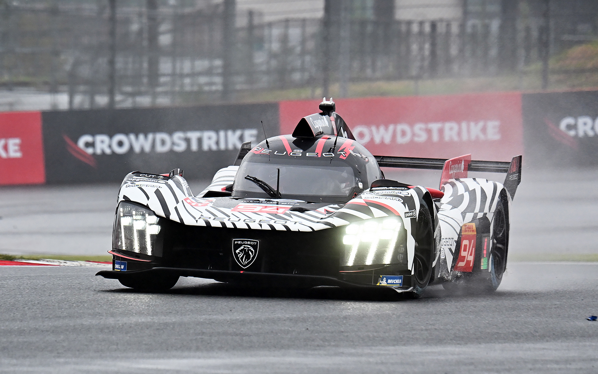 雨の中を走るプジョー・トタルエナジーズ 94号車（Photo：中野英幸）