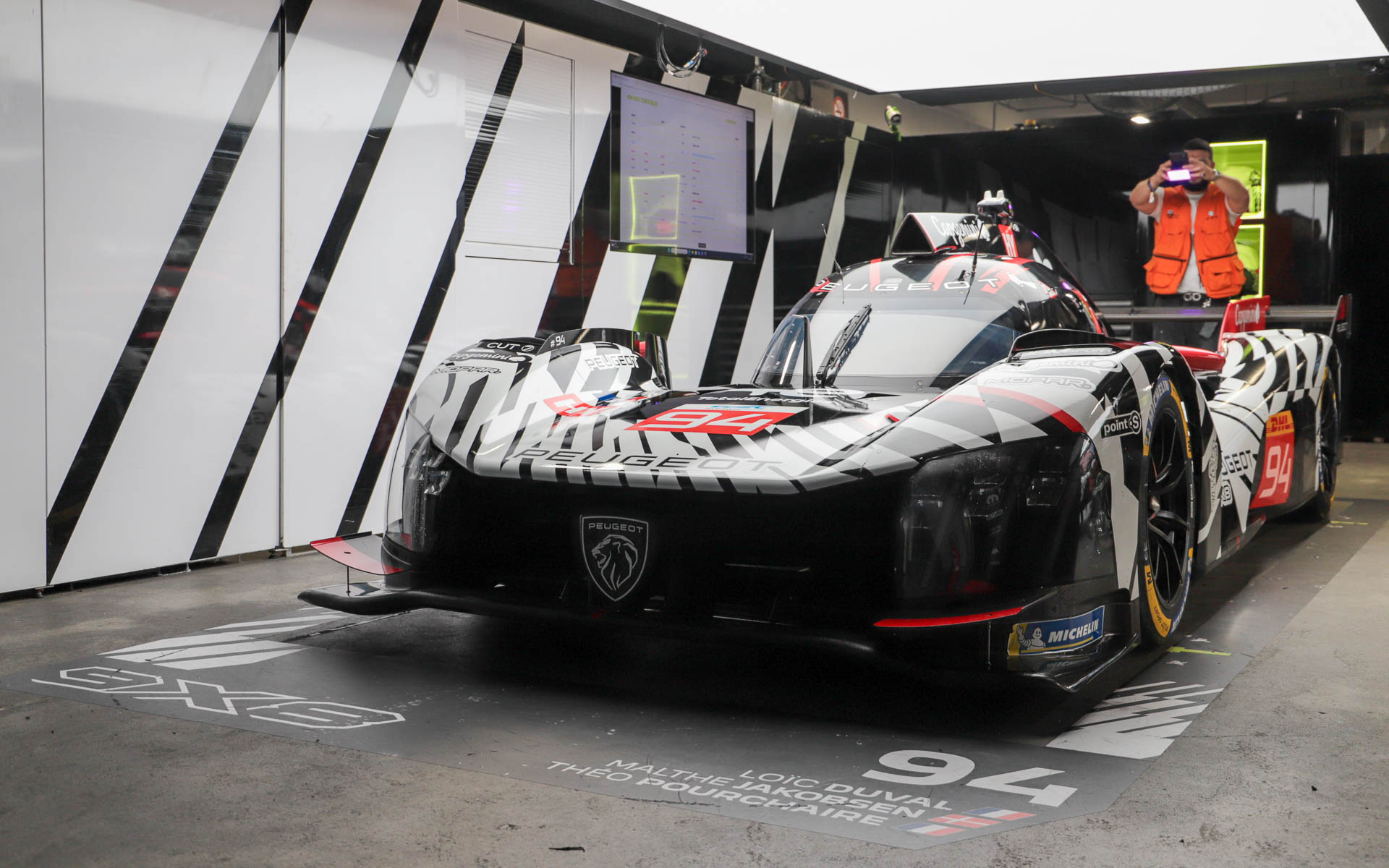 決勝レースに備える94号車