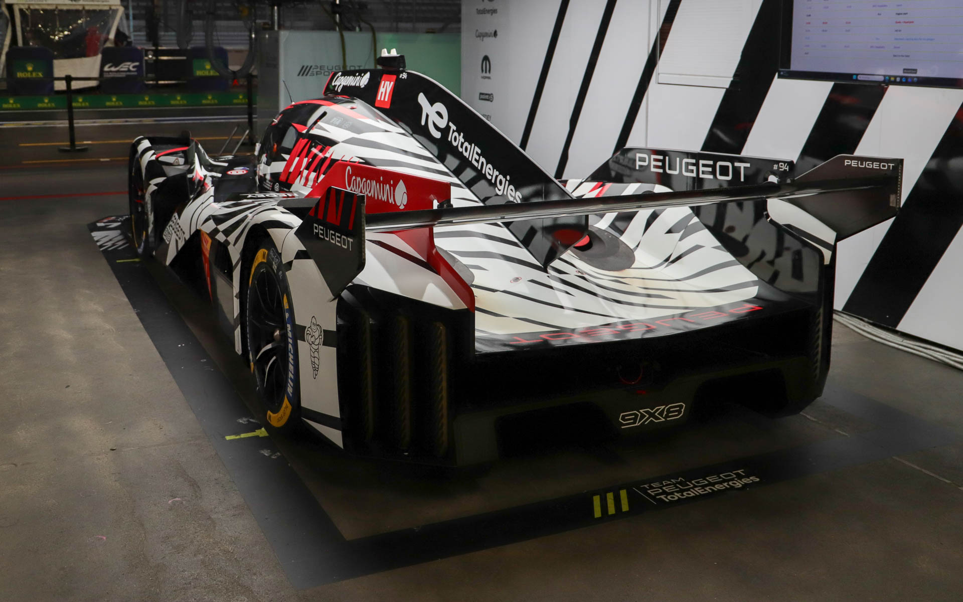 決勝レースに備える94号車