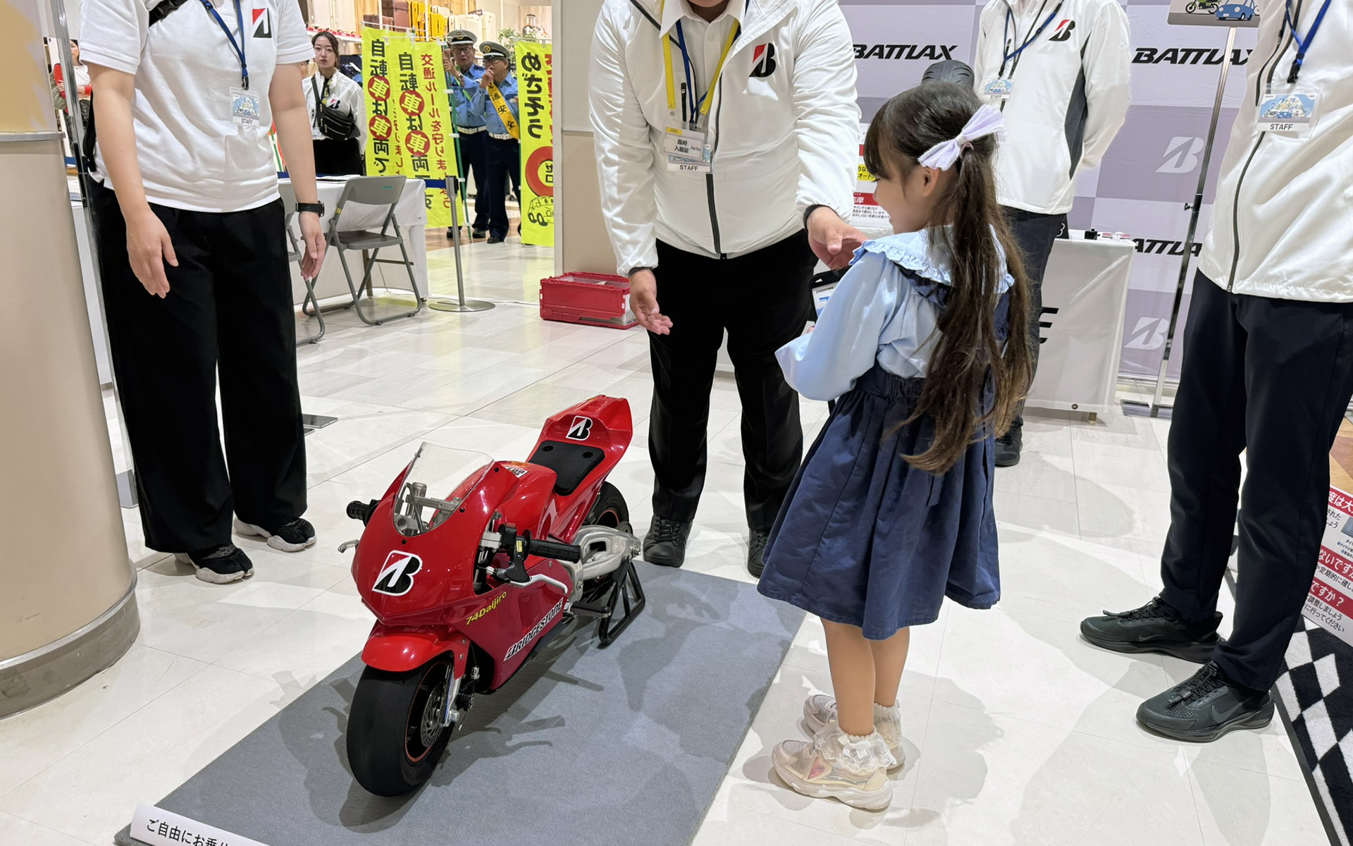 バイク点検コーナー。子どももまたがれるポケバイも展示