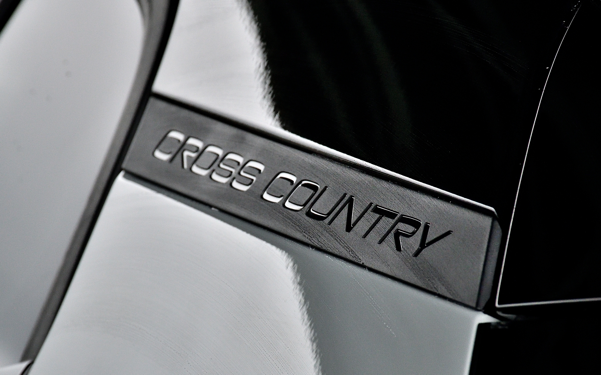 Cピラーと専用リアバンパーの下部に「CROSS COUNTRY」の文字が配される