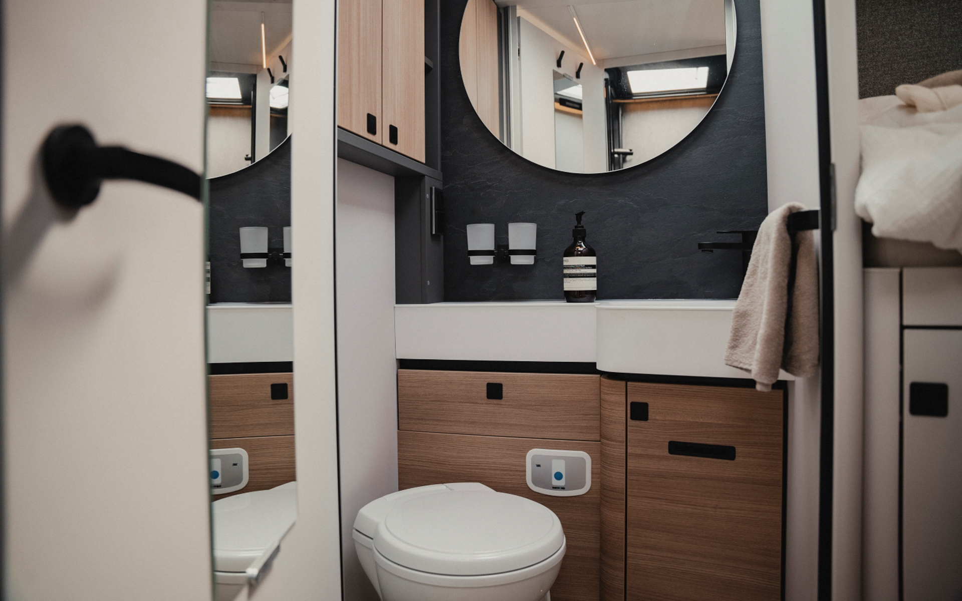 サニタリールームは、トイレとシャワーをひとつの空間にまとめた2Way式