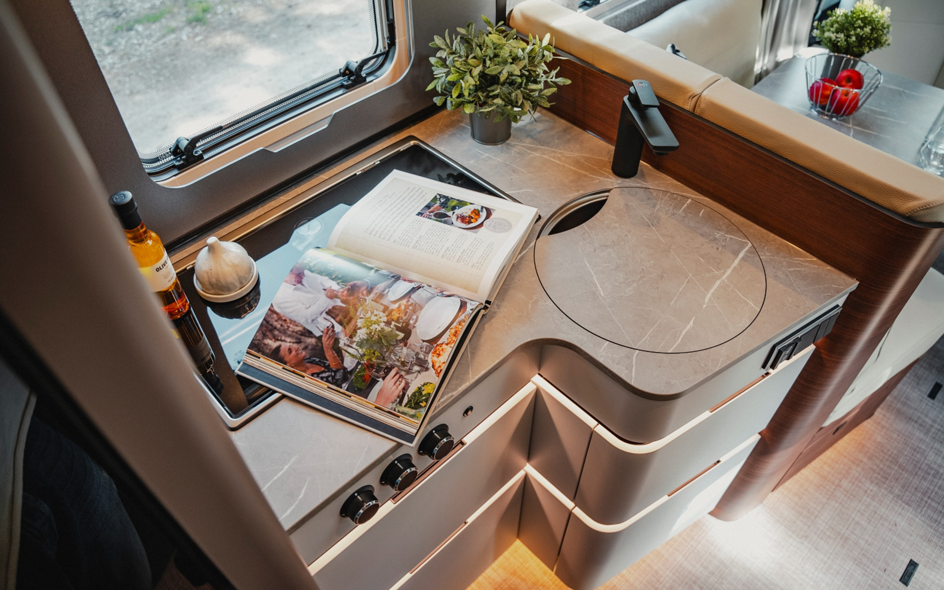 キッチンはコンプレッサー式冷蔵庫（150L）、深型シンク、ソフトクローズ機能付きの収納などを備える