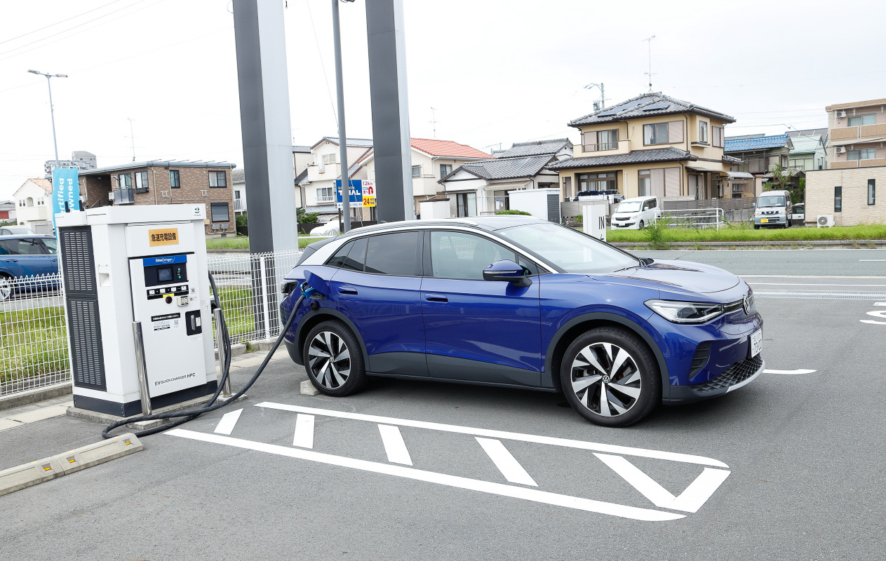 2022年12月にオープンしたばかりの正規ディーラー「Volkswagen 浜松西」。カーボンニュートラルを実現したショールームとなり、代車にもID.4などフォルクスワーゲンのEVを用意するという。また取材当日はID.Buzzも展示されており、まるでモーターショー会場のようなLEDによる華やかな演出がされていたのも印象的