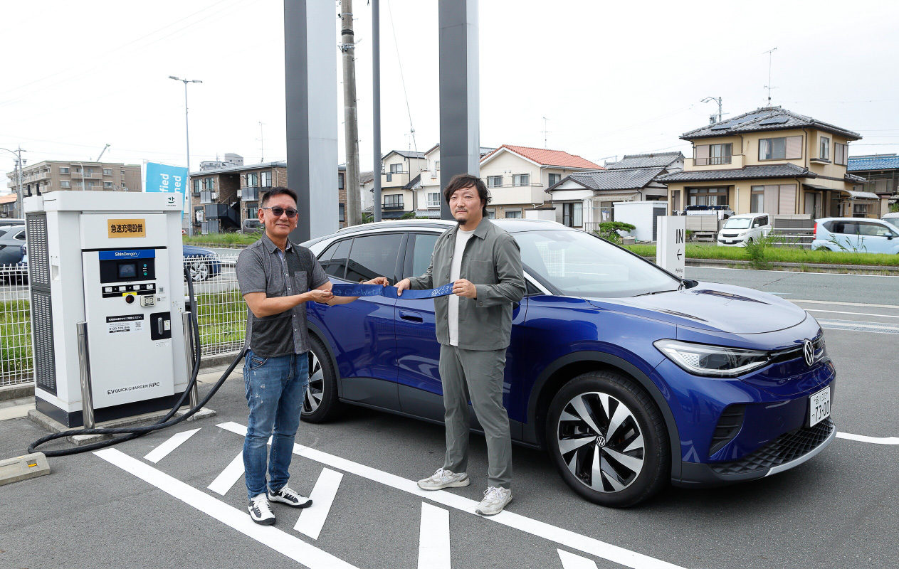 Car Watch組のゴールとなったVolkswagen 浜松西では、最終ランナーのMotorMagazineにタスキを渡し任務完了