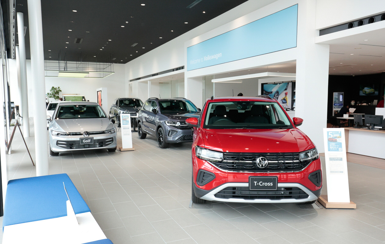 2022年12月にオープンしたばかりの正規ディーラー「Volkswagen 浜松西」。カーボンニュートラルを実現したショールームとなり、代車にもID.4などフォルクスワーゲンのEVを用意するという。また取材当日はID.Buzzも展示されており、まるでモーターショー会場のようなLEDによる華やかな演出がされていたのも印象的