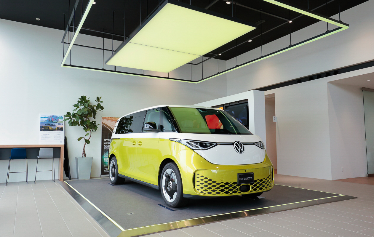 2022年12月にオープンしたばかりの正規ディーラー「Volkswagen 浜松西」。カーボンニュートラルを実現したショールームとなり、代車にもID.4などフォルクスワーゲンのEVを用意するという。また取材当日はID.Buzzも展示されており、まるでモーターショー会場のようなLEDによる華やかな演出がされていたのも印象的