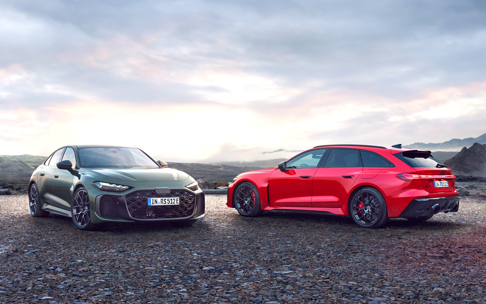 アウディの新型RS 5（左）と新型RS 5アバント（右）