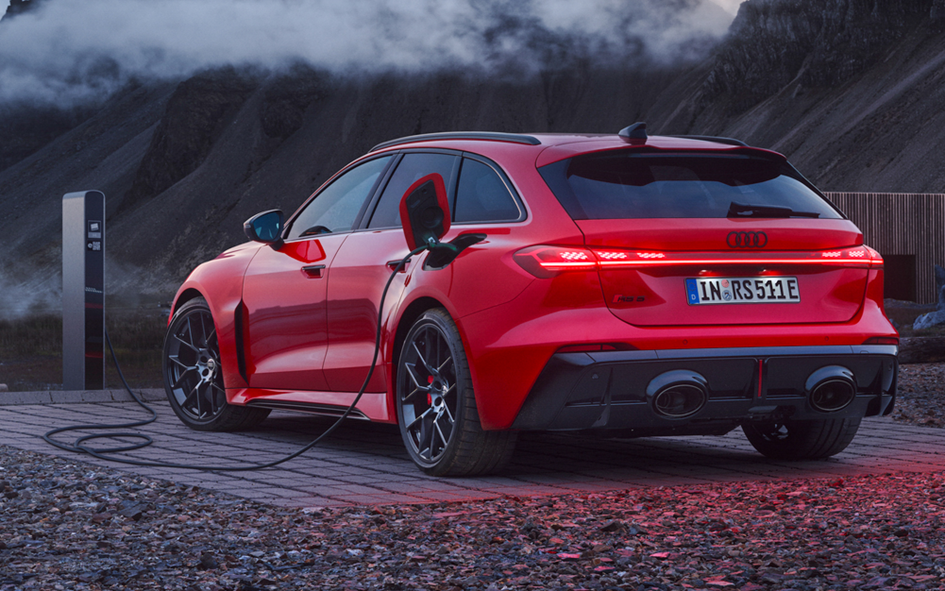 新型RS 5アバントのボディサイズは、4895×1950×1465mm（全長×全幅×全高）、ホイールベースは2905mm、車両重量は2400kg