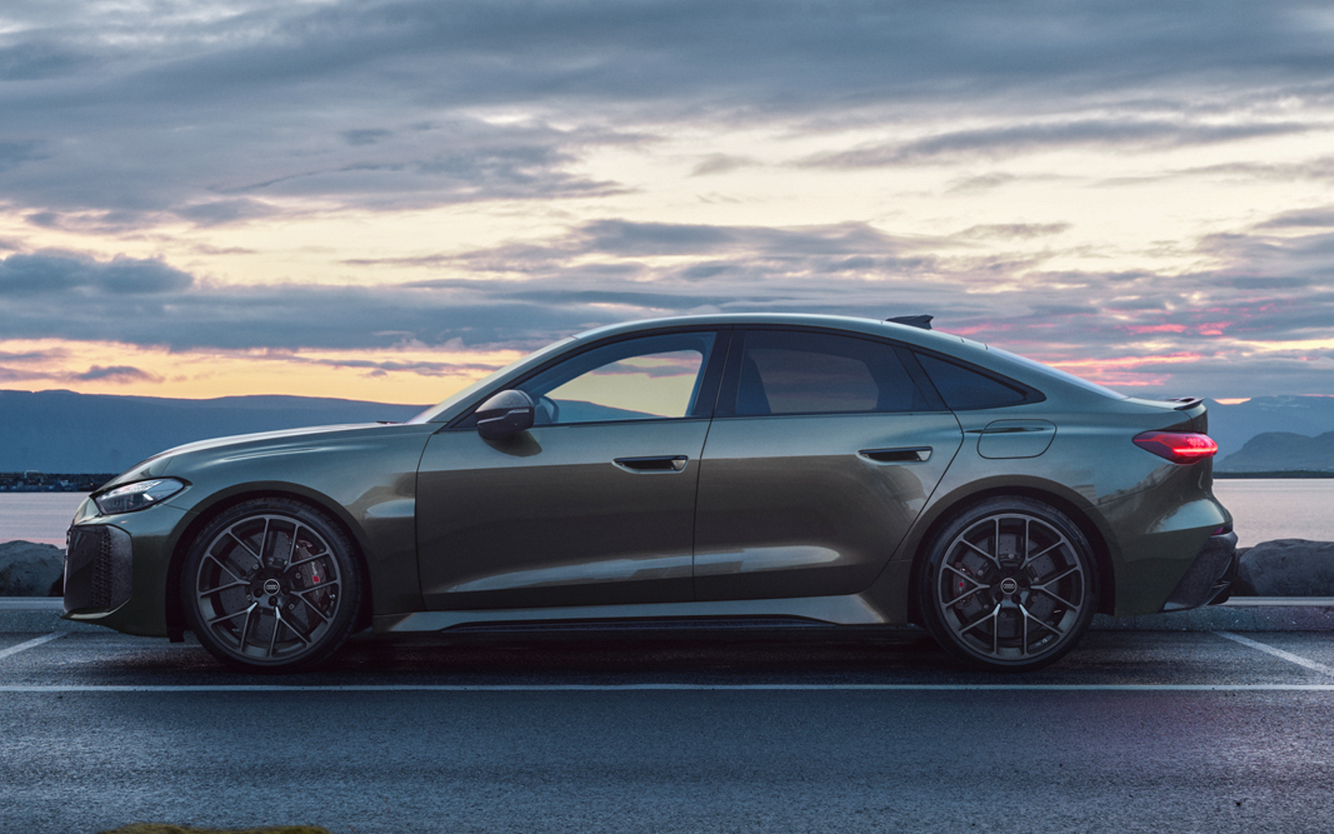 新型RS 5のボディサイズは、4895×1950×1445mm（全長×全幅×全高）、ホイールベースは2905mm、車両重量は2380kg