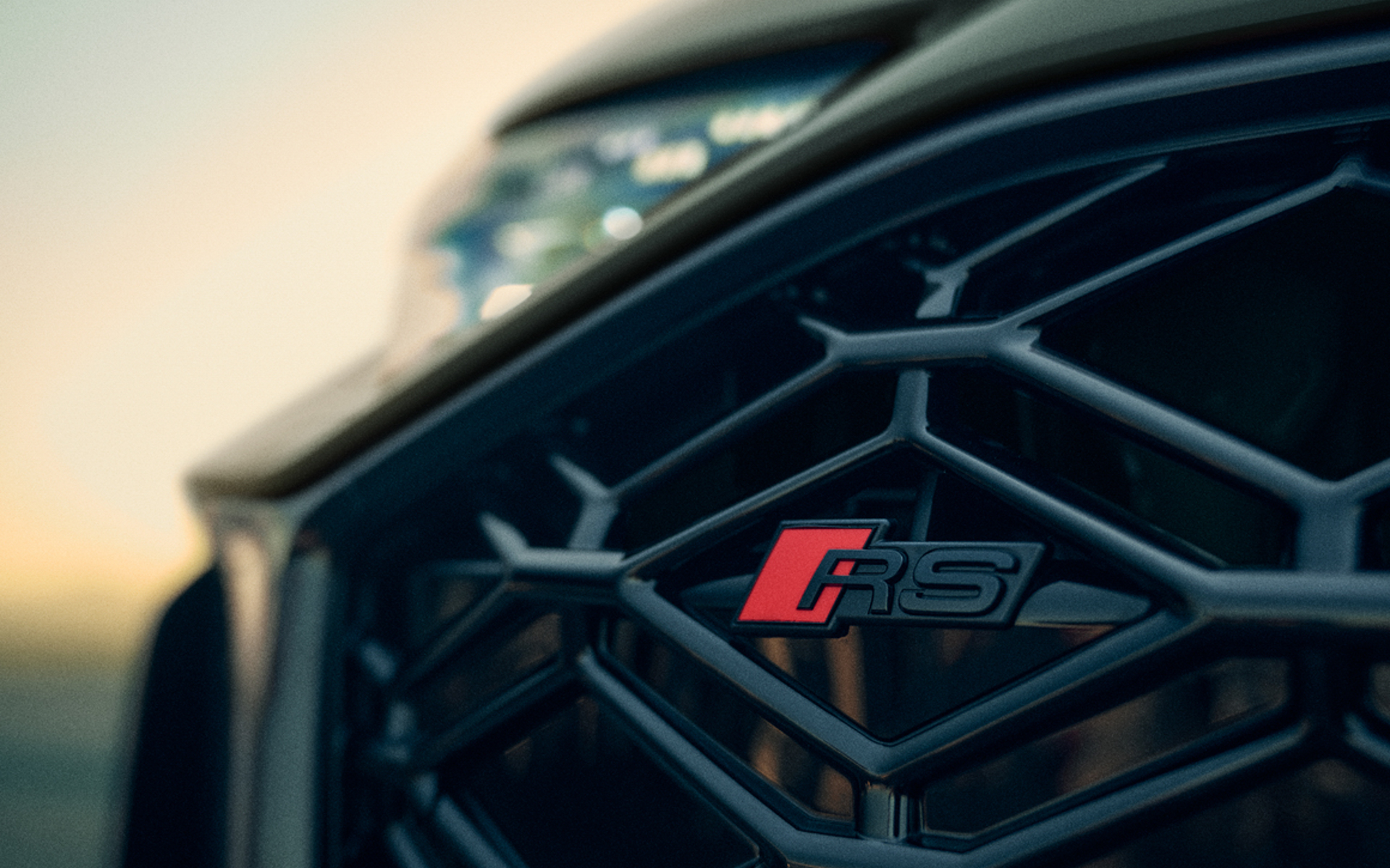 フロントグリルの「RS」エンブレム
