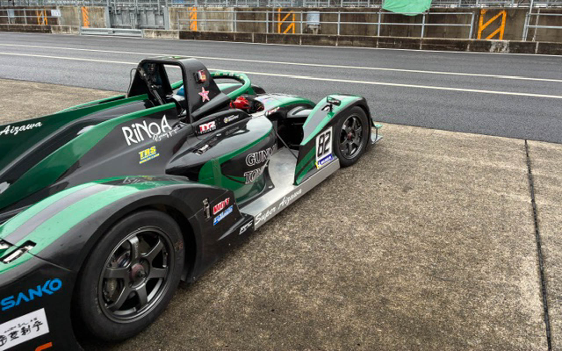 曇天の中、テストに向かうRiNoA号。本格的なレーシングカーだが、耐久性の高いトヨタエンジンや本格的なシーケンシャルトランスミッションを備えながら、コストを抑えたマシンで人気が高まっている