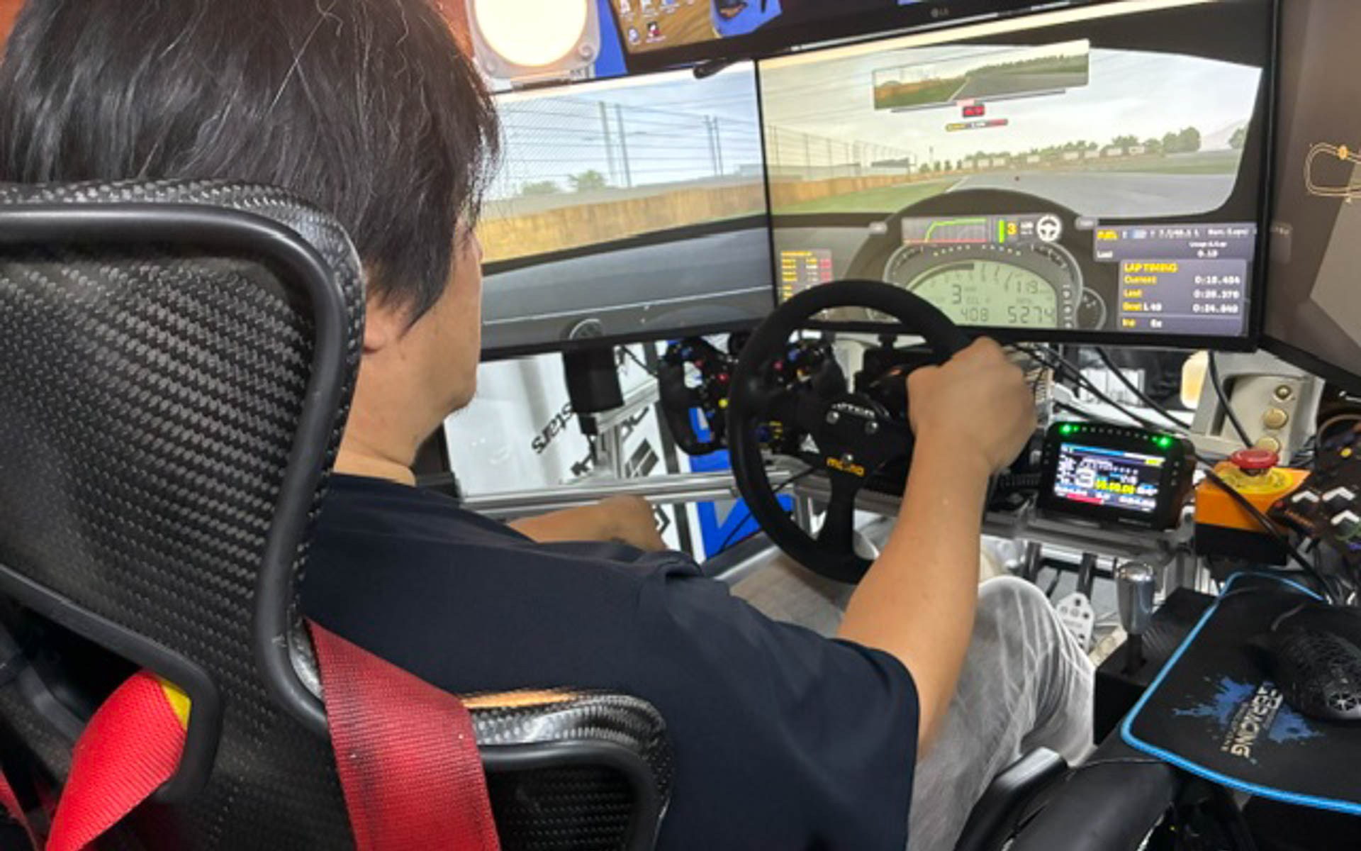 マツダマイスターの加藤さんにお付き合いいただいてシミュレーターを経験。このドライバーは進化著しい小林編集長