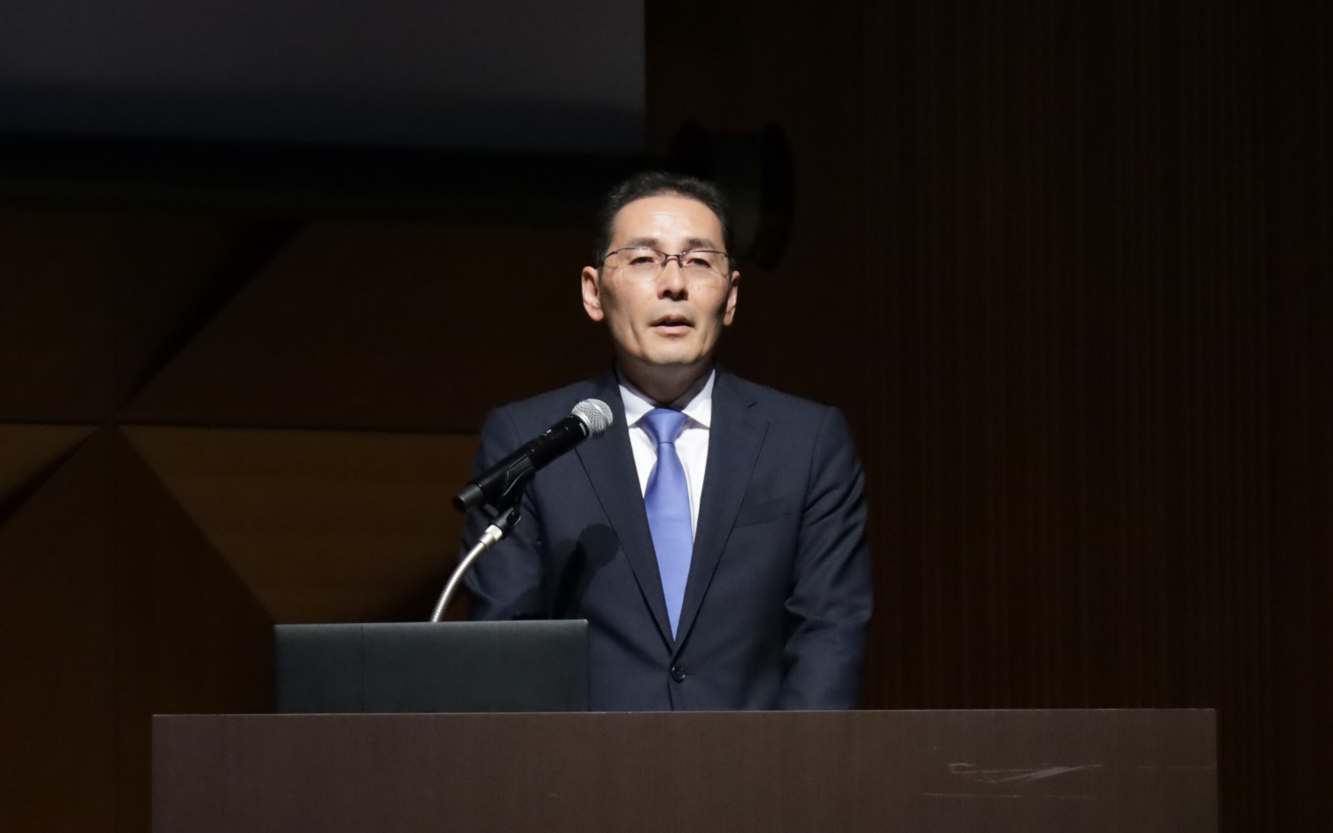 新商品「ソニー損保の長期自動車保険（3年契約）」の狙いについて語るソニー損害保険株式会社 代表取締役社長の鈴木隆行氏