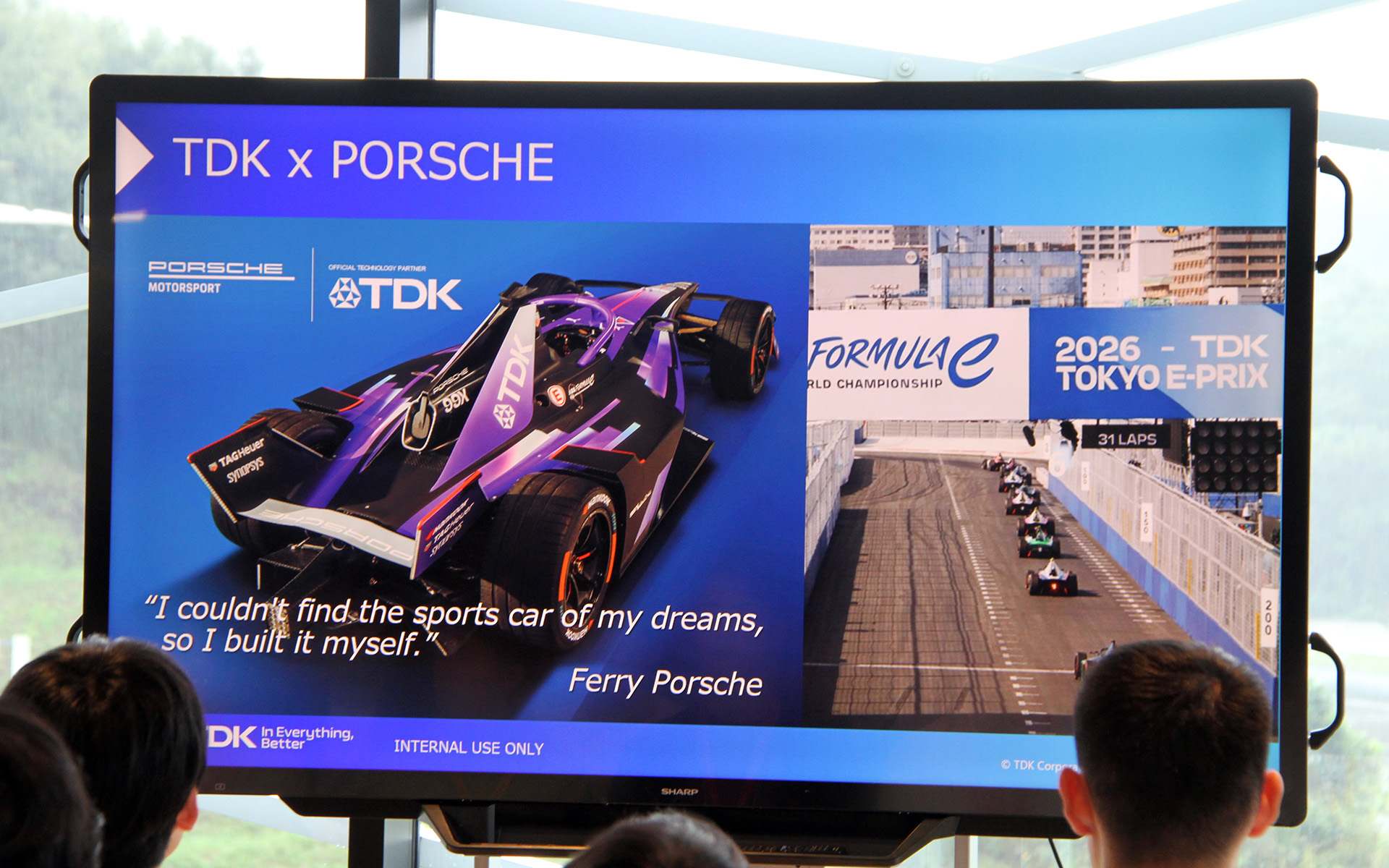 TDKとポルシェが「存在しなければ創る」という創業精神を共有し、フォーミュラE、EV、エネルギー、モビリティの未来に向けて技術を磨くパートナーであることが示された。齋藤社長は両社が約90年の歴史を持ちながら新しい領域へ挑戦し、失敗から学ぶベンチャースピリットが合致していると説明