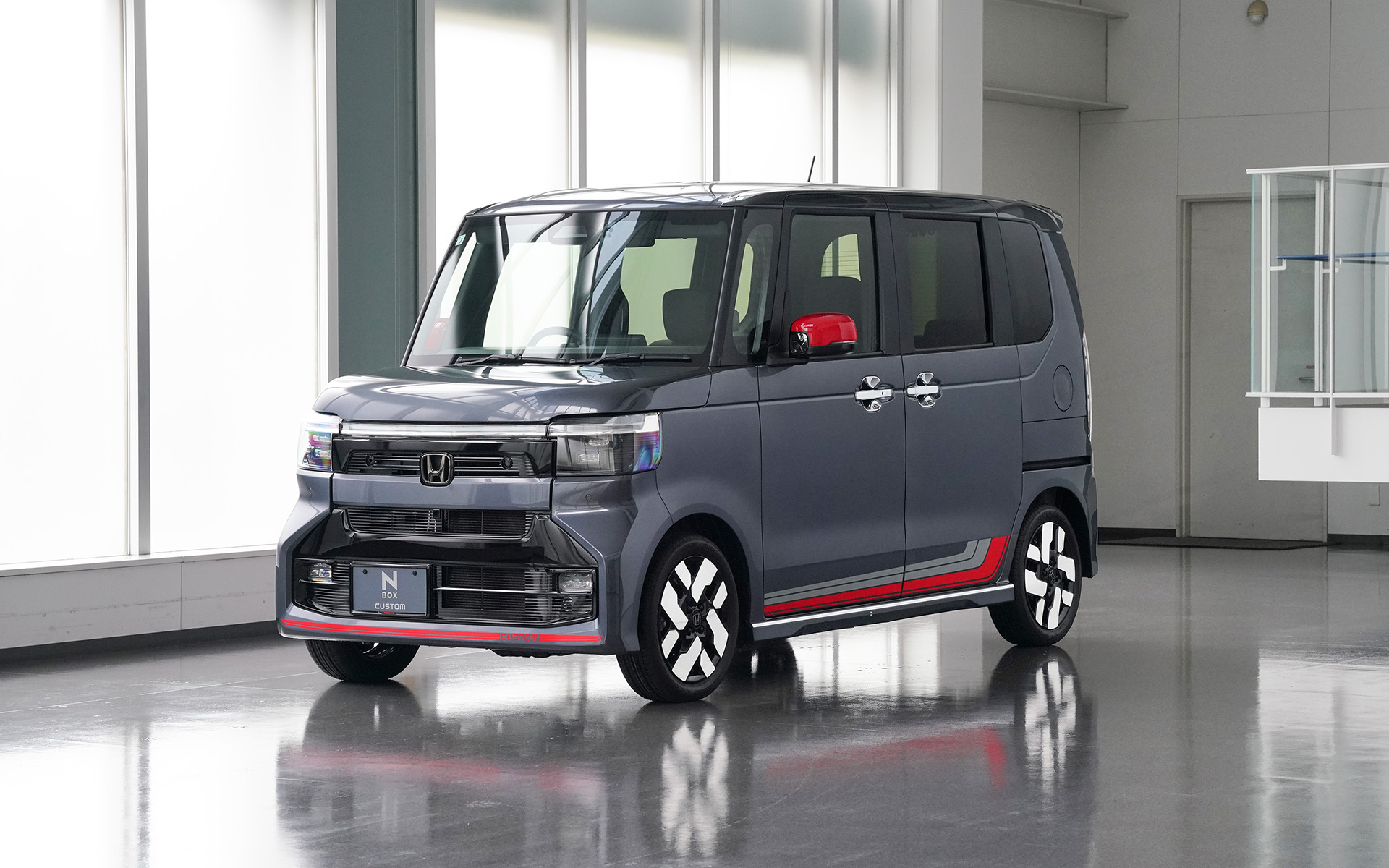 純正アクセサリー装着車「SPORTY STYLE」（N-BOX CUSTOM ターボ）