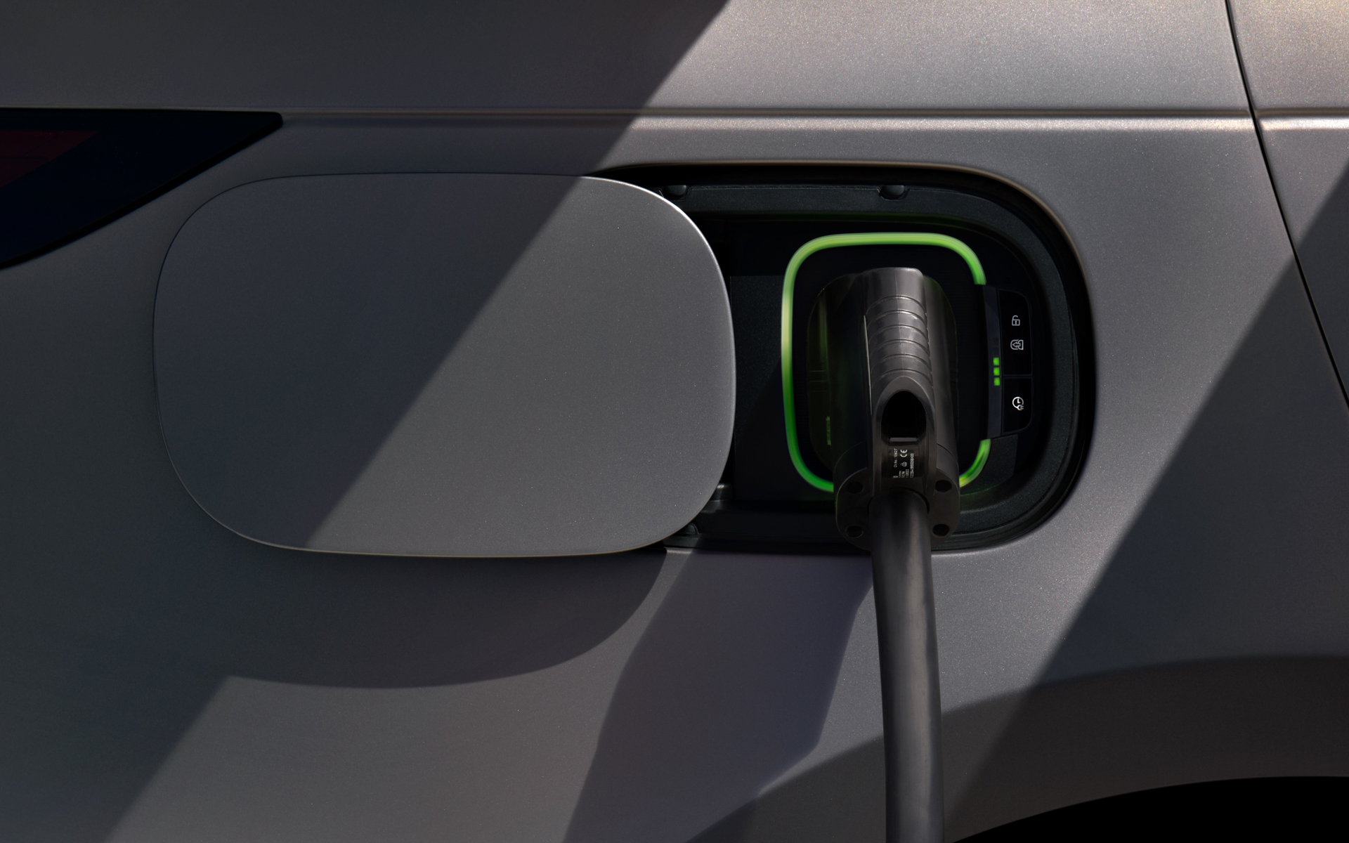 新型バッテリEV「レンジローバー スポーツ エレクトリック」の充電給電ポート