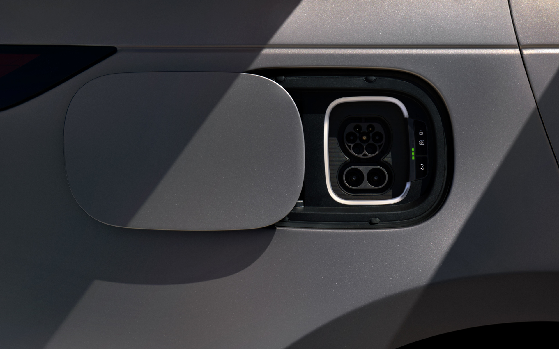 新型バッテリEV「レンジローバー スポーツ エレクトリック」の充電給電ポート