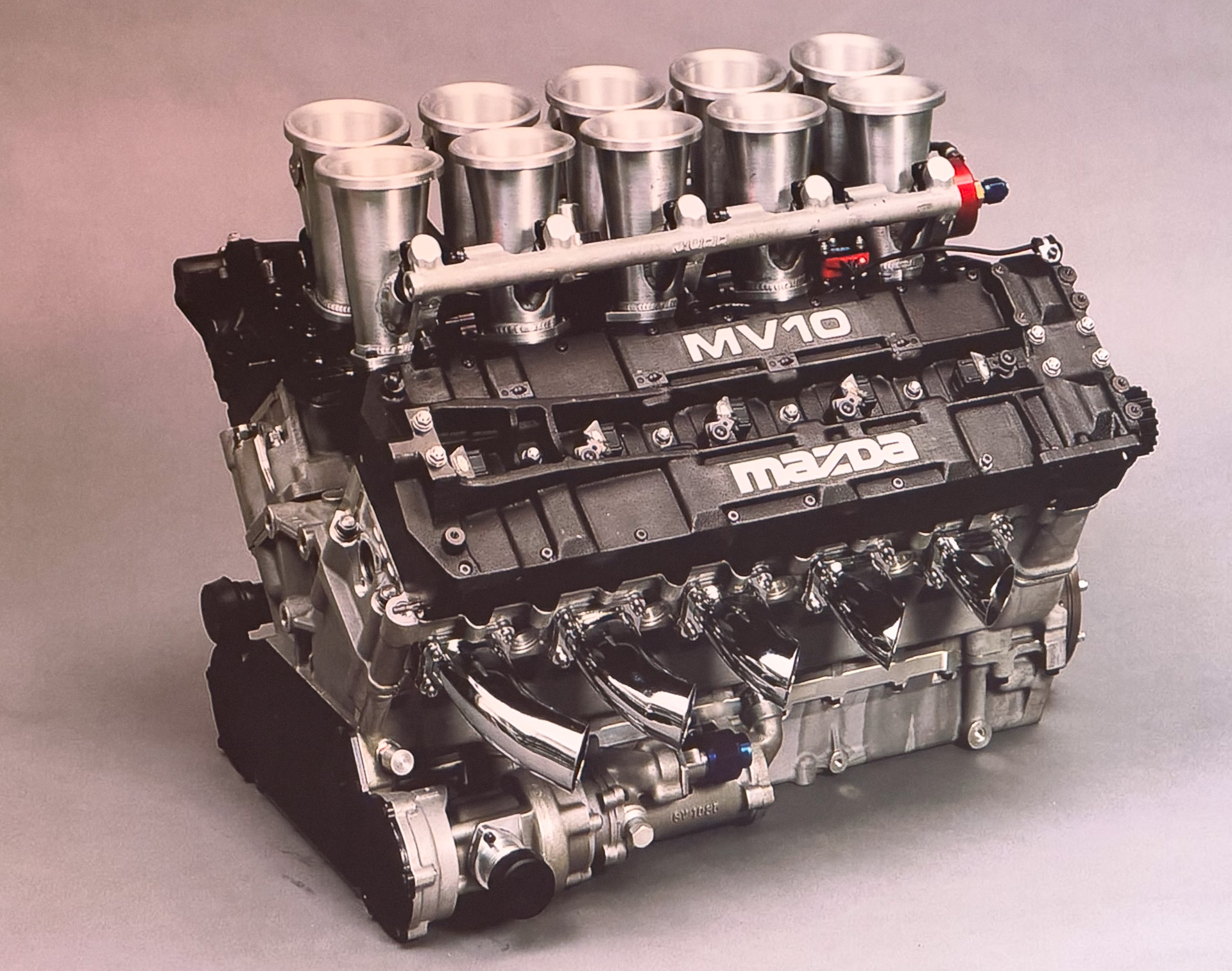 MX-R01に搭載されているV型10気筒エンジン