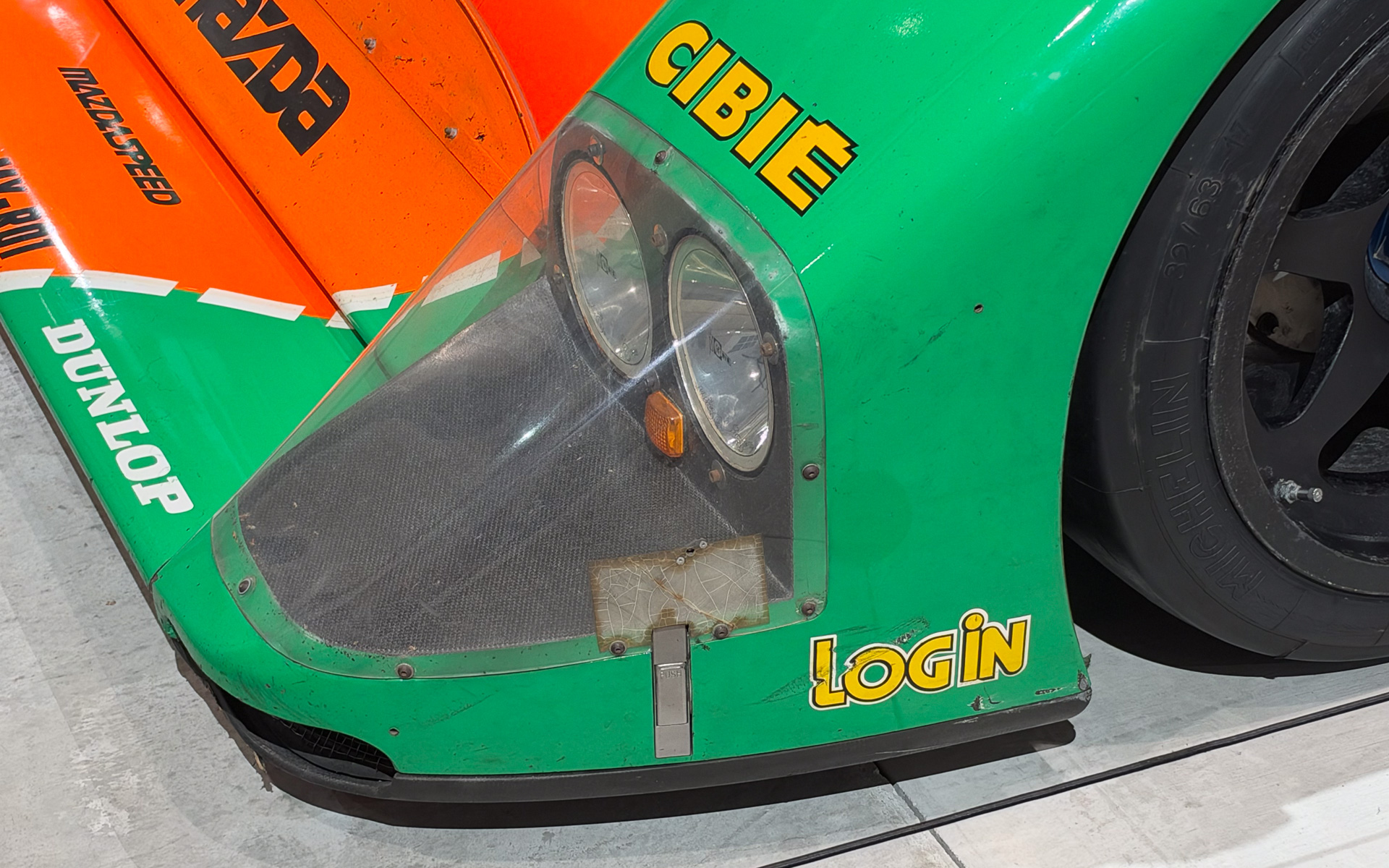 55号車のスポンサーである雑誌「LOGiN」ステッカーがここにも。ほえほえ新井さんに感謝