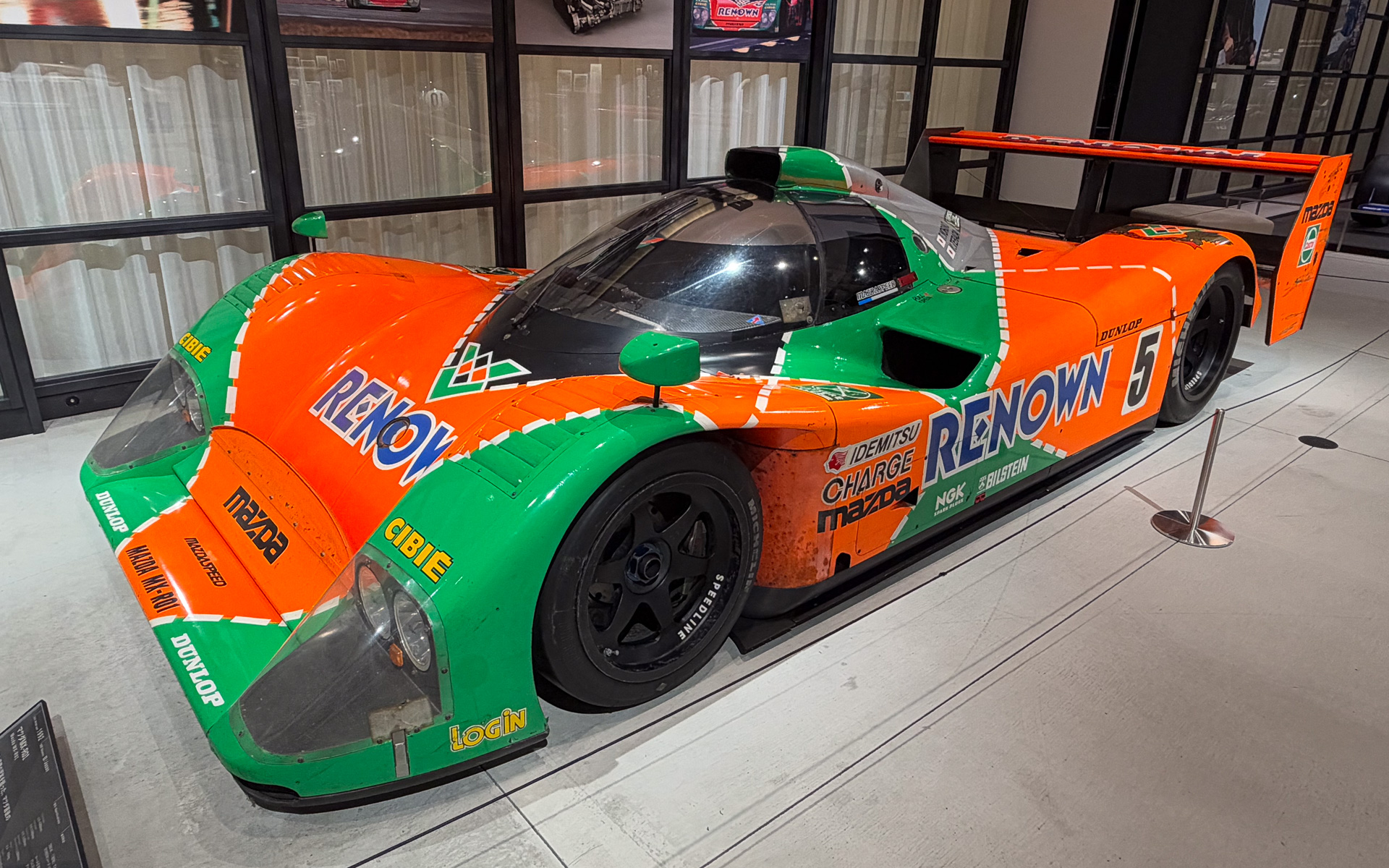 ロータリーエンジンが禁止された翌年、1992年のル・マン24時間レースで4位入賞した「MX-R01」