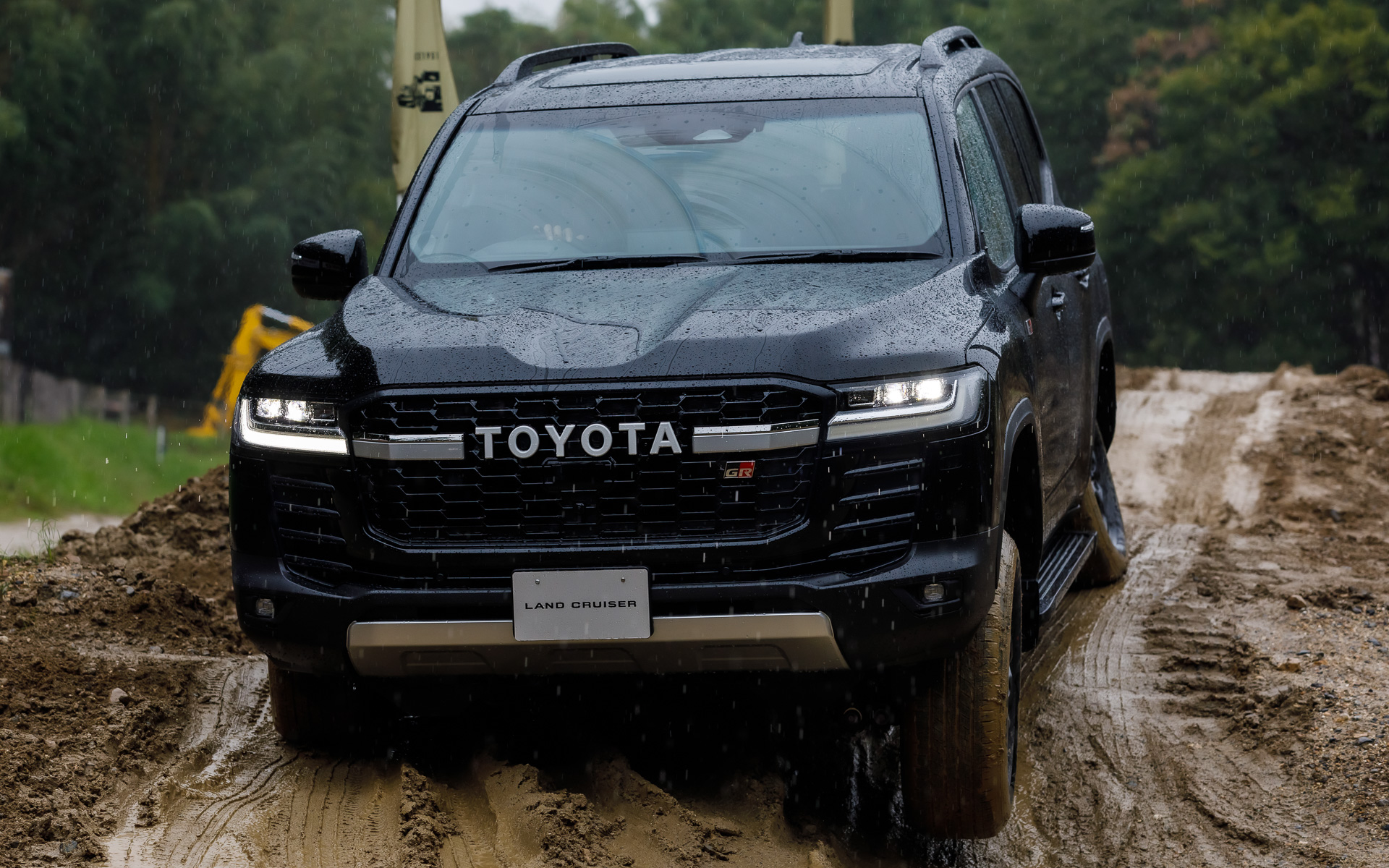 ランドクルーザー 300 GR SPORT 3.5L ハイブリッド 4WD（7人乗り）。群で展開するランドクルーザーシリーズのフラグシップ