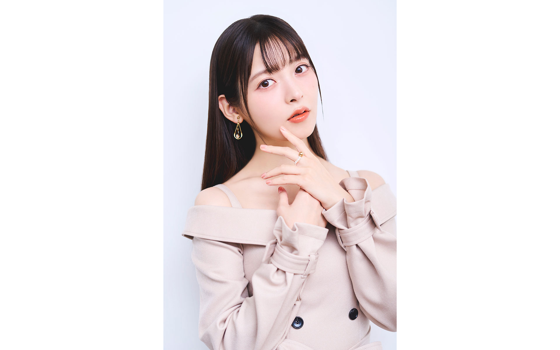 上坂すみれさん。ボイスキット所属。主な出演作は「うる星やつら」ラム役、「時々ボソッとロシア語でデレる隣のアーリャさん」アリサ・ミハイロヴナ・九条（アーリャ）役、「機動警察パトレイバーEZY」久我十和役、「ONE PIECE」軍子宮役など