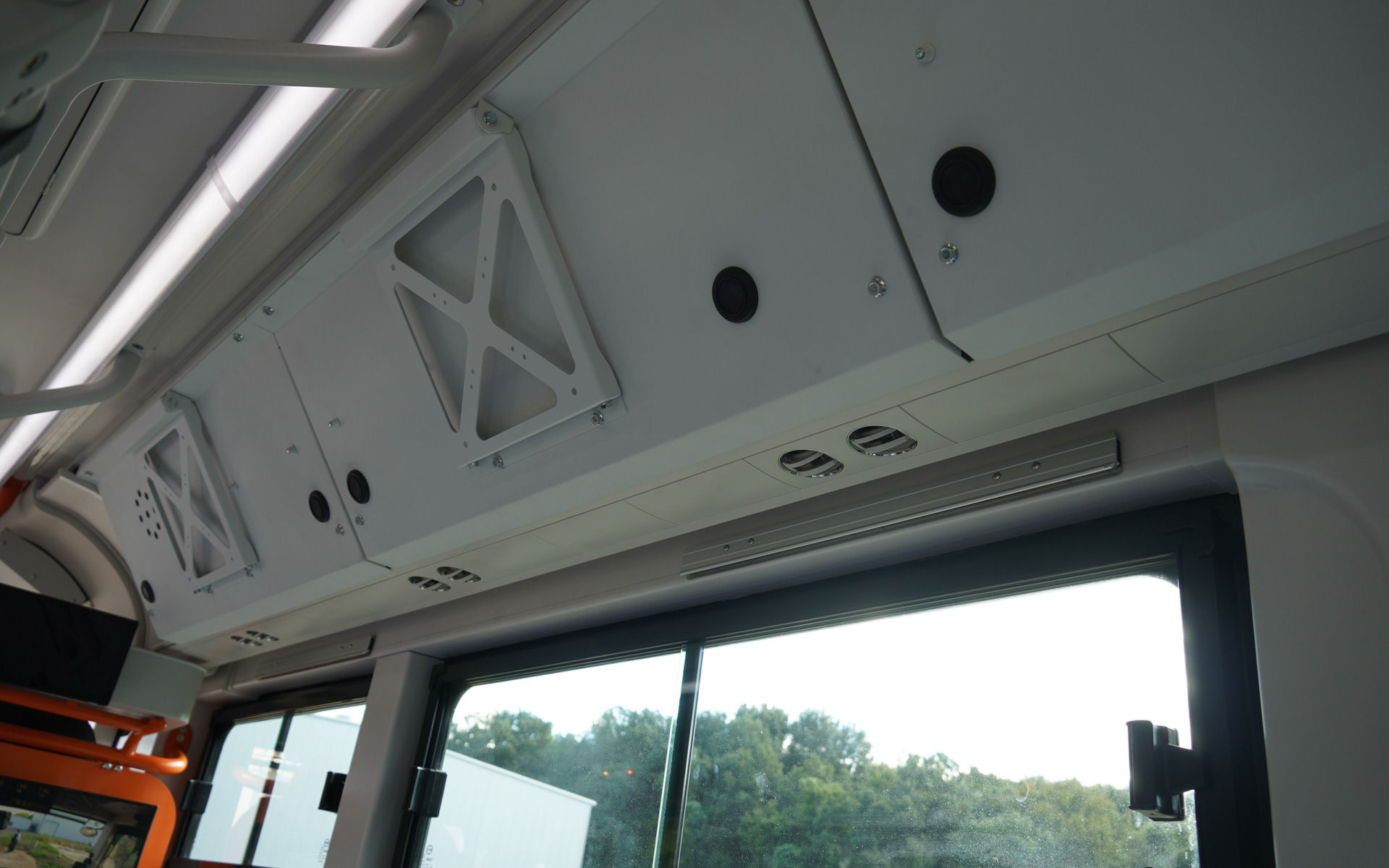 まだ設置していないが車内に広告も掲出する