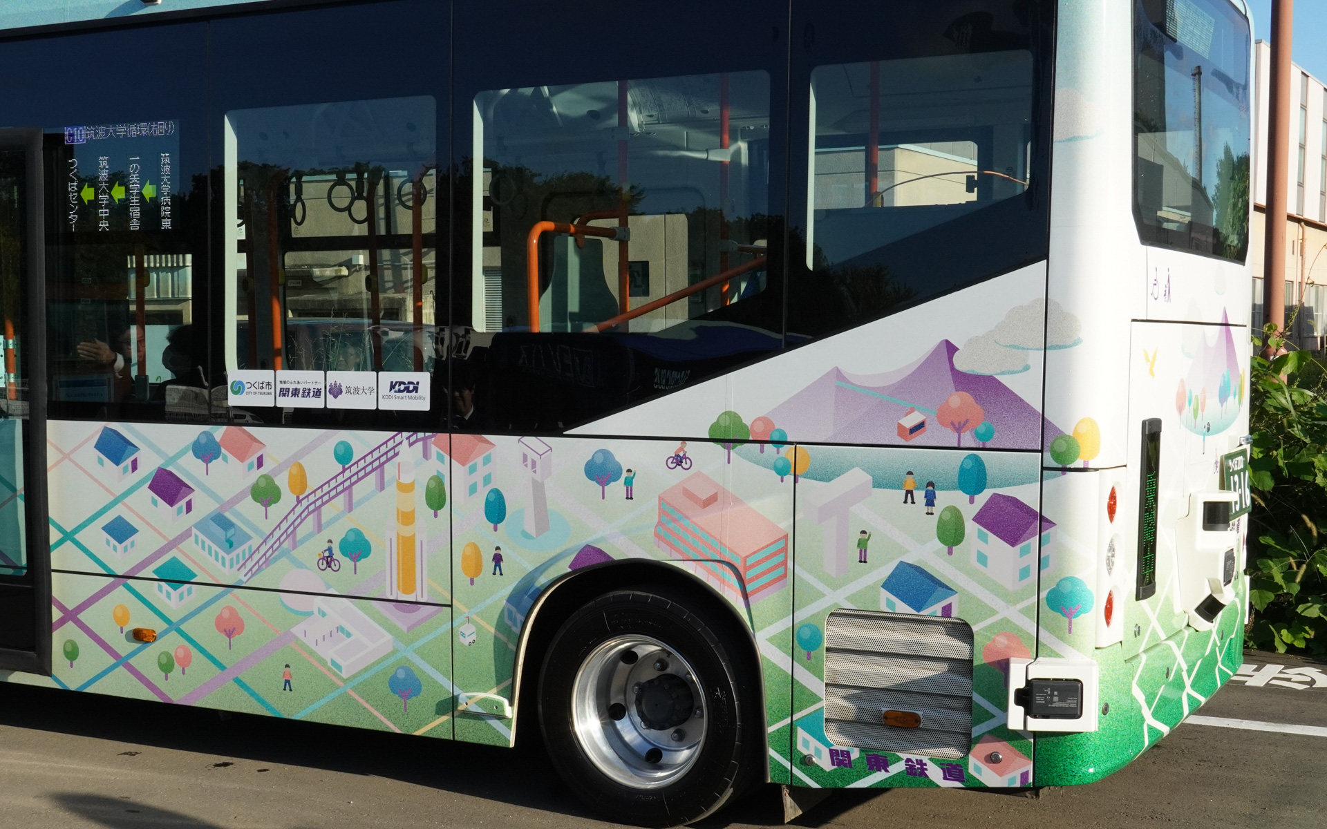 自動運転バスにはラッピングで筑波研究学園都市の街並みを描いている