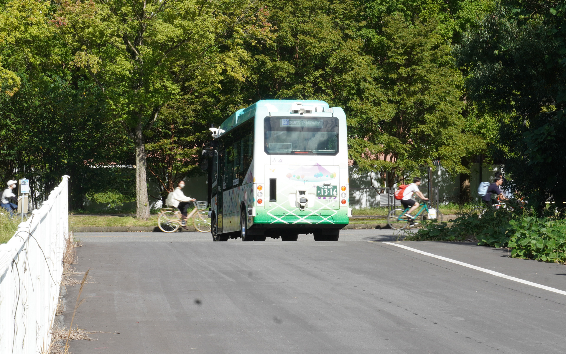 試乗に出発。この部分は通常の運行経路外なので手動運転だが、いきなり大量の自転車に遭遇する