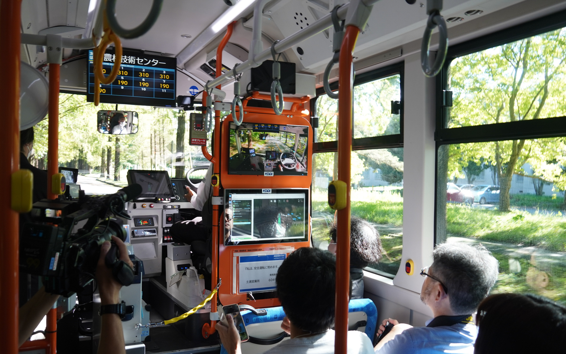 試乗中。運転士が手放しで走行している