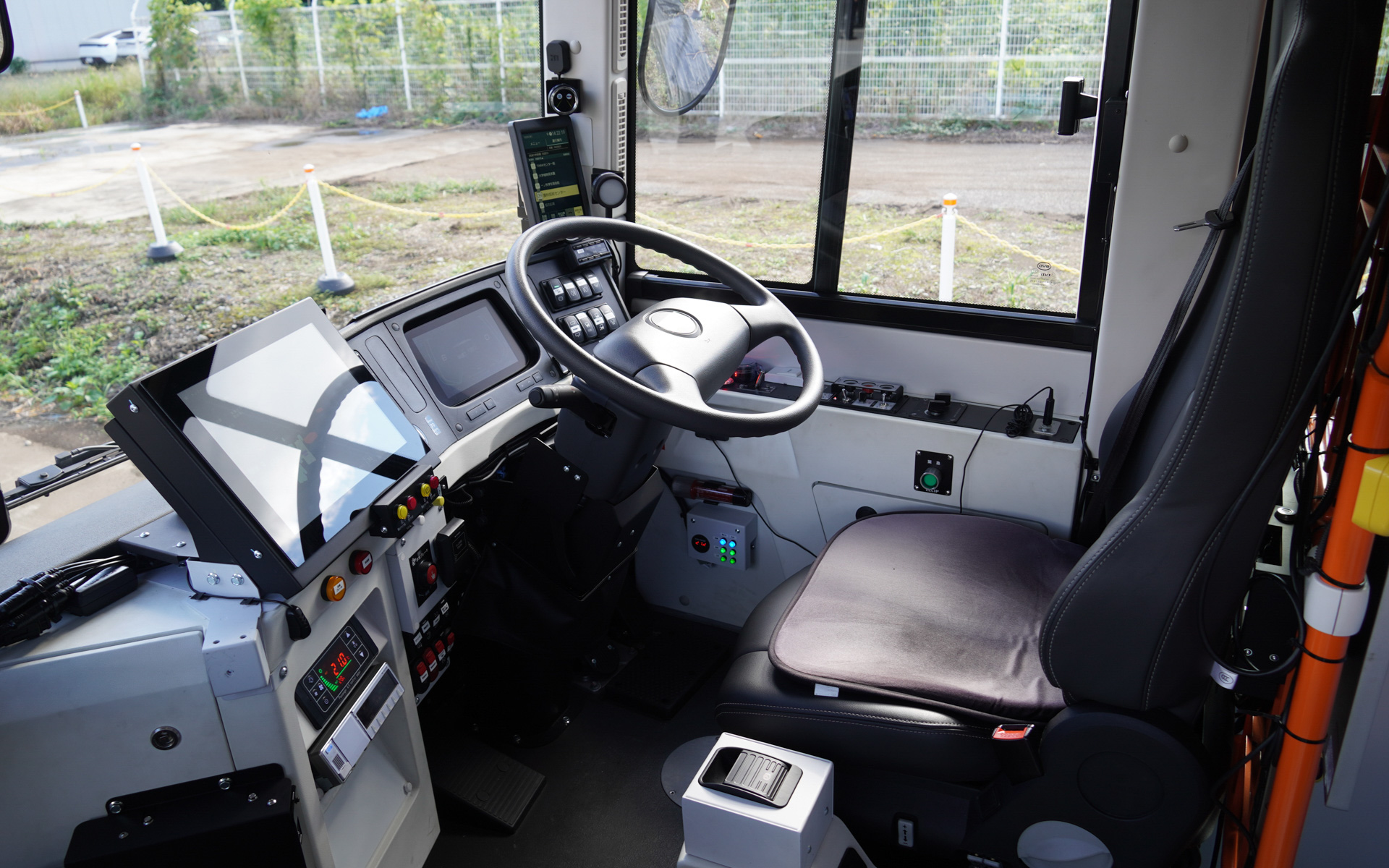 自動運転バスの運転席。右上には関東鉄道の運行モニターが設置されている