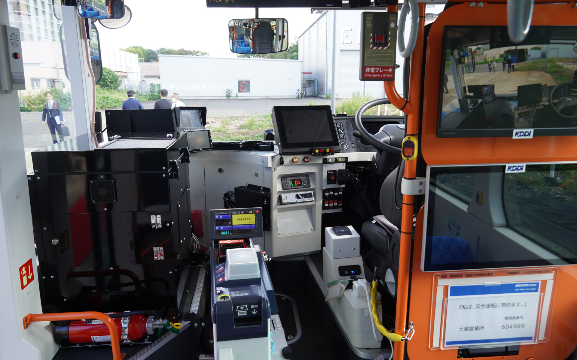 運転席左側には自動運転のための機器スペース