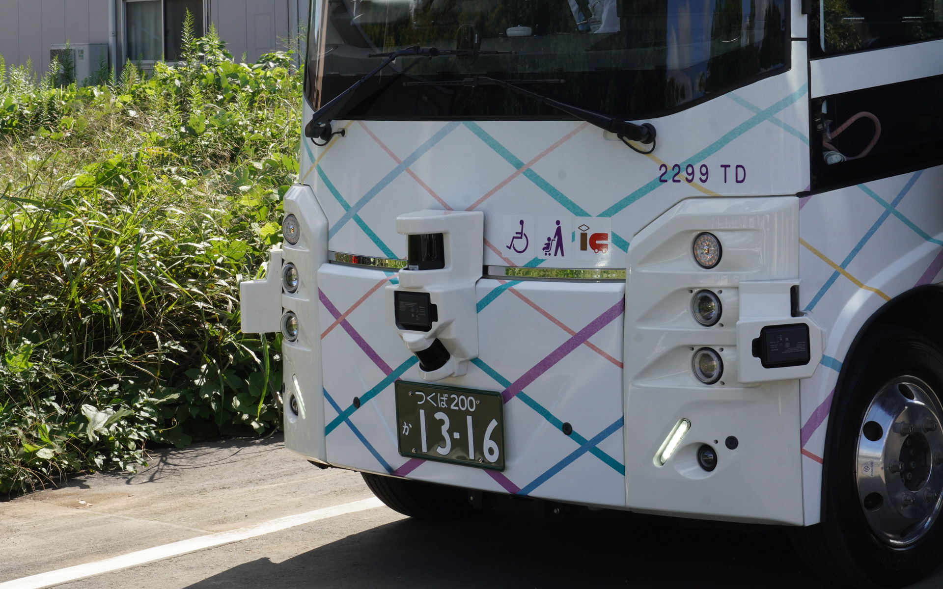 カメラやセンサー類が多数装備される