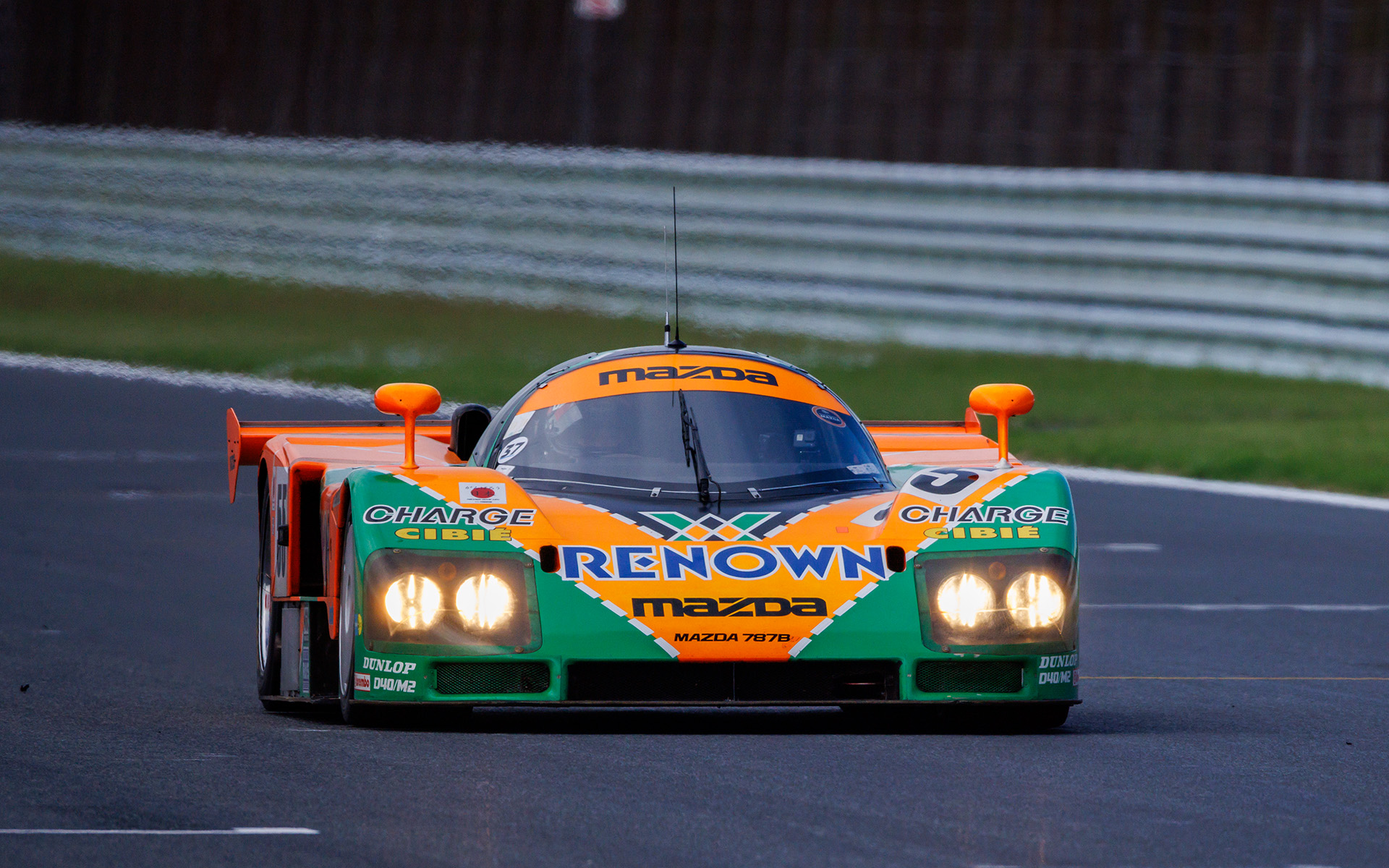 マツダファンフェスタのオープニングを飾ったMAZDA 787B 55号車」のデモラン