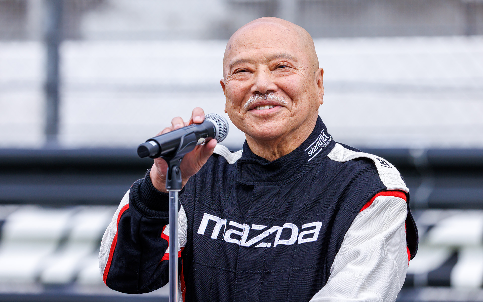 マツダファンフェスタ開会を宣言するミスター・ル・マン 寺田陽次郎氏