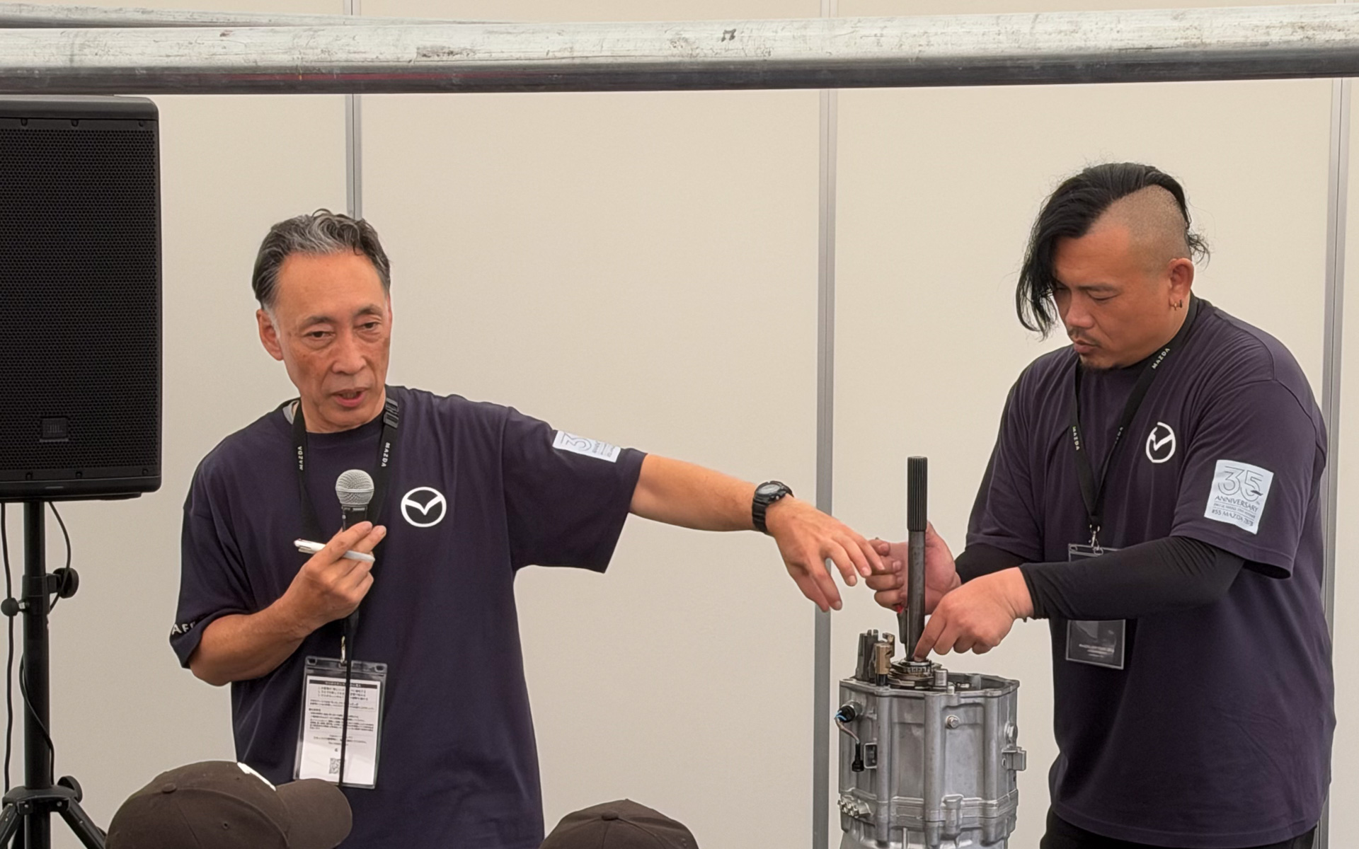 トランスミッションの分解・組立デモコーナー。こちらも大人気で、立ち見が出るほどだった